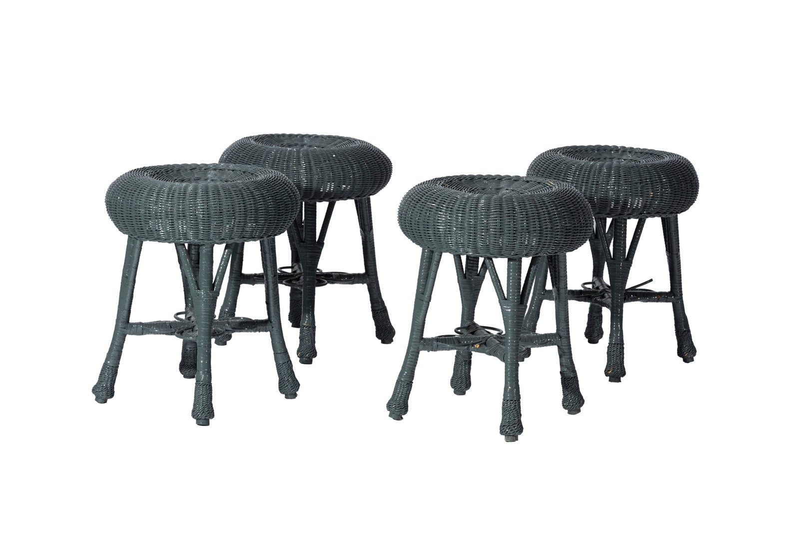 Suite de 4 tabourets, XXe s., en osier peint gris: Suite de 4 tabourets, XXe s., en osier peint gris