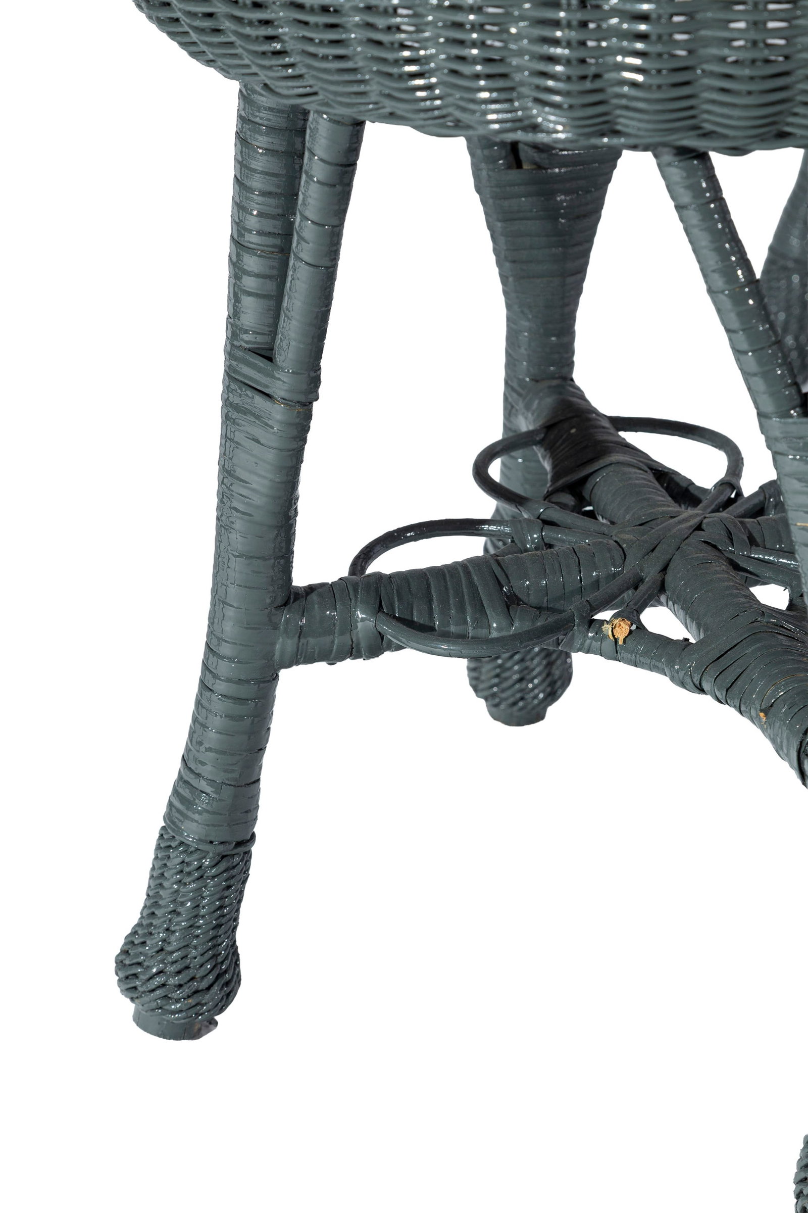 Suite de 4 tabourets de jardin d'hiver, XXe s., en osier peint gris - 2