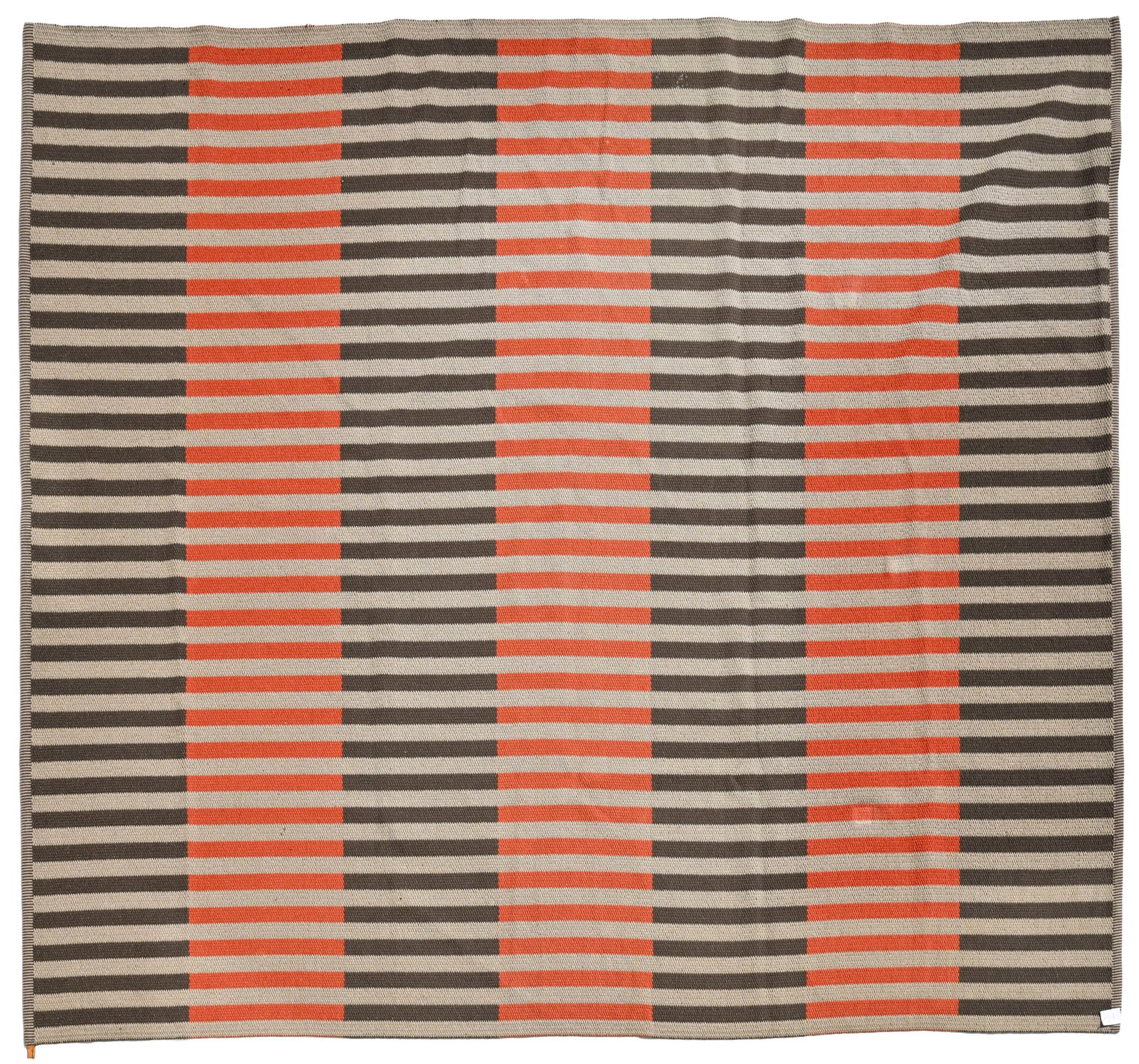 Tapis Arkad par la maison Kasthall, Suède, début XXIe s., en laine, à décor de b: Tapis Arkad par la maison Kasthall, Suède, début XXIe s., en laine, à décor de bandes grises et rouges, 285x308 cm
