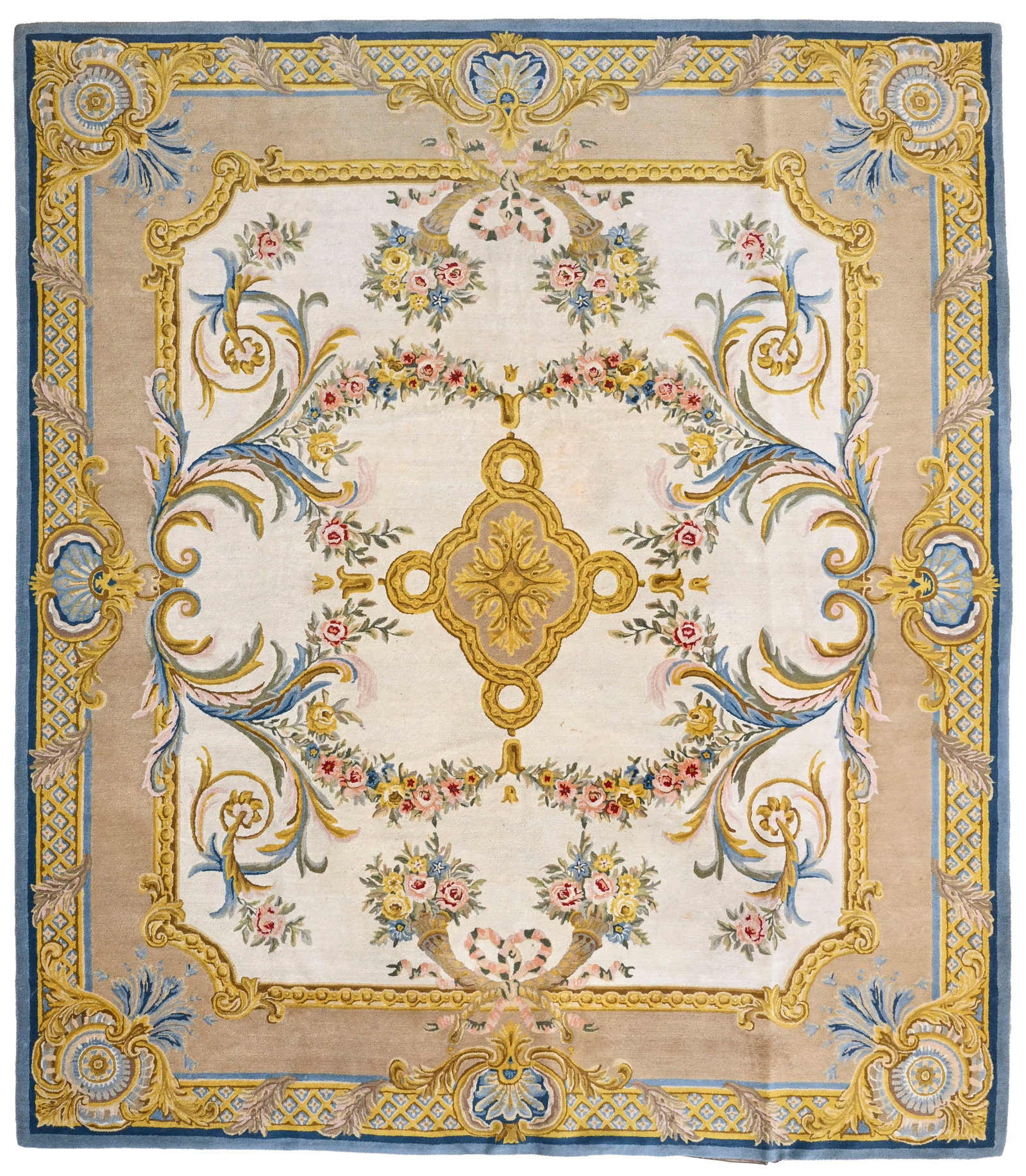 Tapis dans le goût de la Savonnerie, 2ème moitié du XXe s., à médaillon cen: Tapis dans le goût de la Savonnerie, 2ème moitié du XXe s., à médaillon central entouré par des rinceaux et des guirlandes de fleurs sur fond beige, bordure brune orn