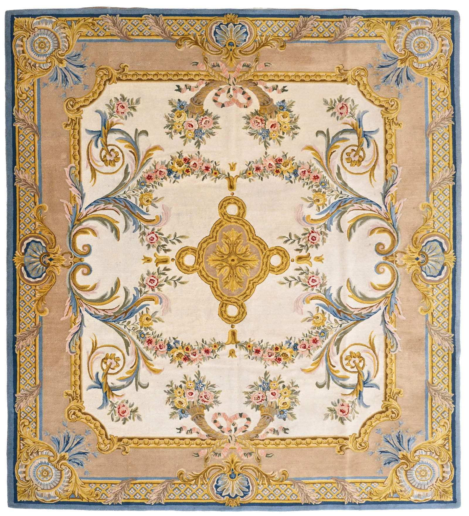 Tapis dans le goût de la Savonnerie, 2ème moitié du XXe s., à médaillon cen: Tapis dans le goût de la Savonnerie, 2ème moitié du XXe s., à médaillon central entouré par des rinceaux et des guirlandes de fleurs sur fond beige, bordure brune orn