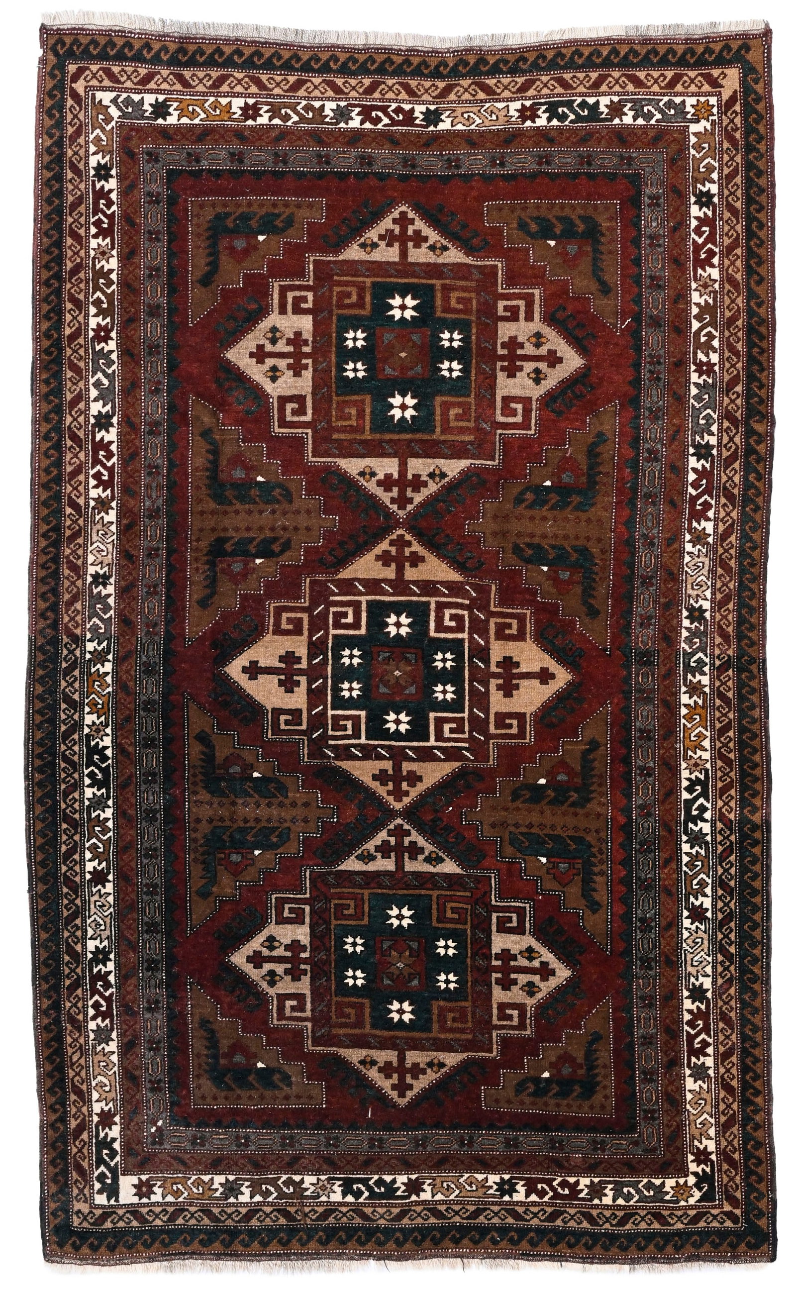 Tapis Kars, Turquie, 3ème quart du XXe s., à dessin Kazakh, à trois médaillons c: Tapis Kars, Turquie, 3ème quart du XXe s., à dessin Kazakh, à trois médaillons centraux polychromes sur fond rouge/brun, bordure ornée de frises de motifs