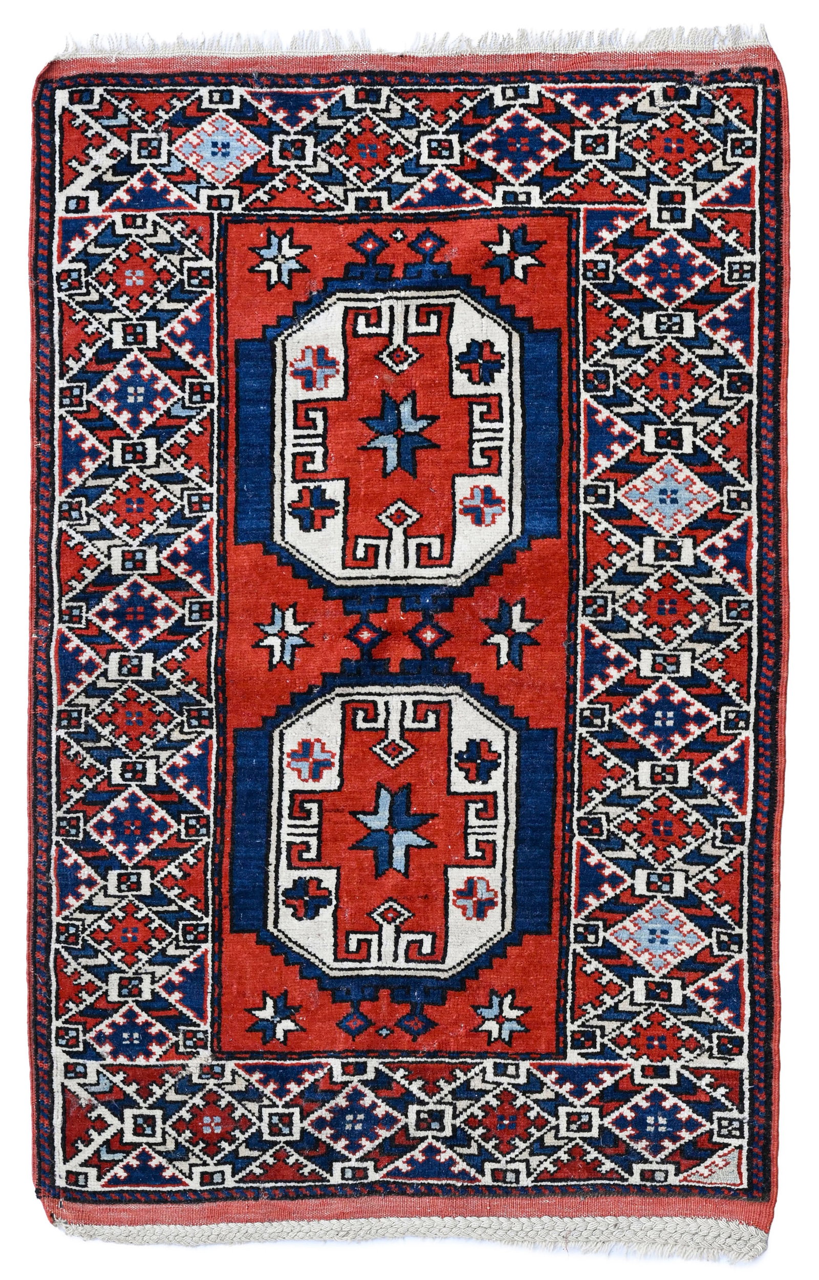 Tapis Bergama, Turquie, 2ème moitié du XXe s., à deux médaillons centraux sur fo: Tapis Bergama, Turquie, 2ème moitié du XXe s., à deux médaillons centraux sur fond rouge et bleu, bordure ornée d'une frise de losanges, 89x132 cm