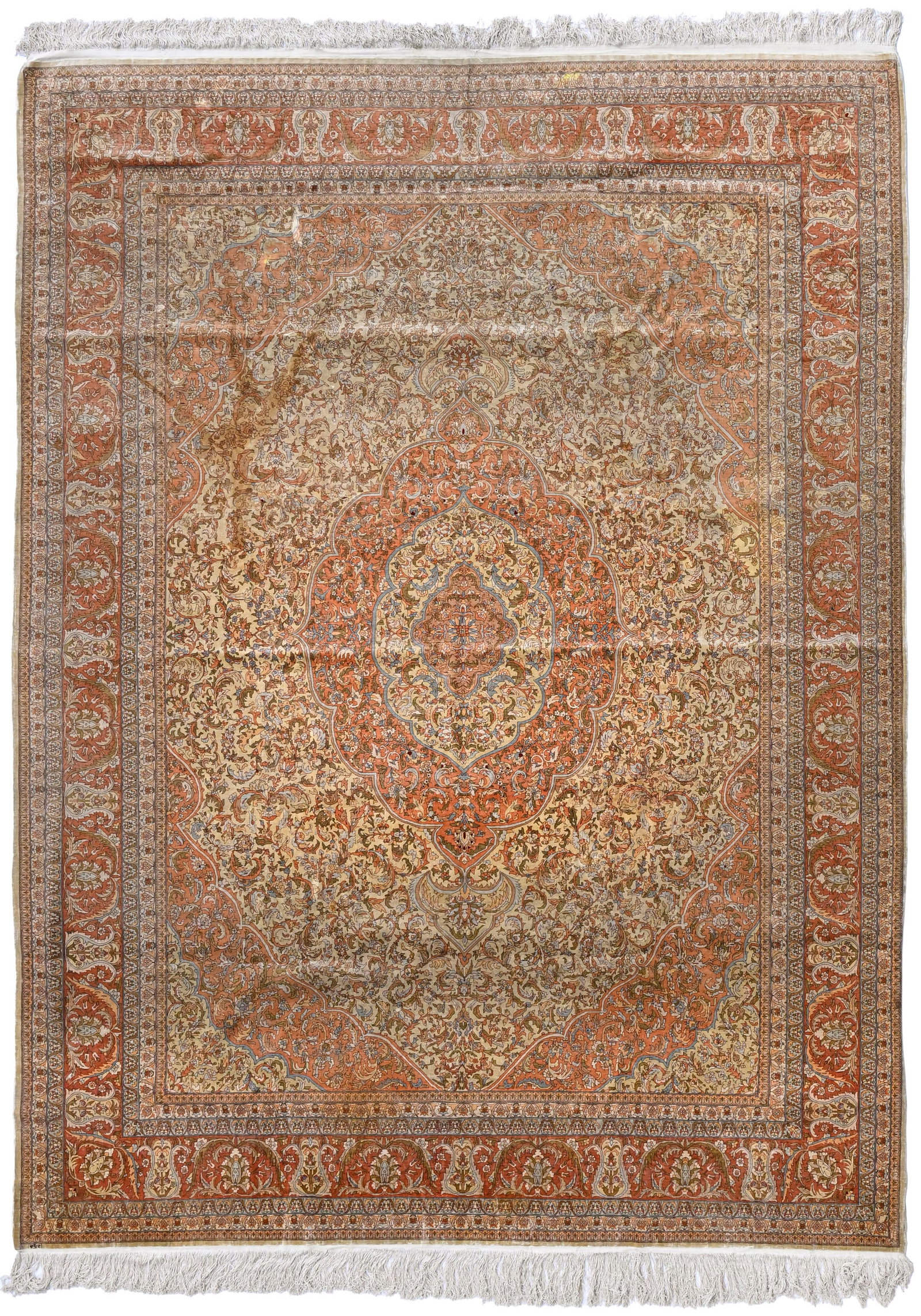 Tapis Hereke en soie, Turquie, 3ème quart du XXe s., à médaillon central sur fond ora: Tapis Hereke en soie, Turquie, 3ème quart du XXe s., à médaillon central sur fond orange et beige richement décoré de fleurs et de feuilles, bordure orange fleurie, signé