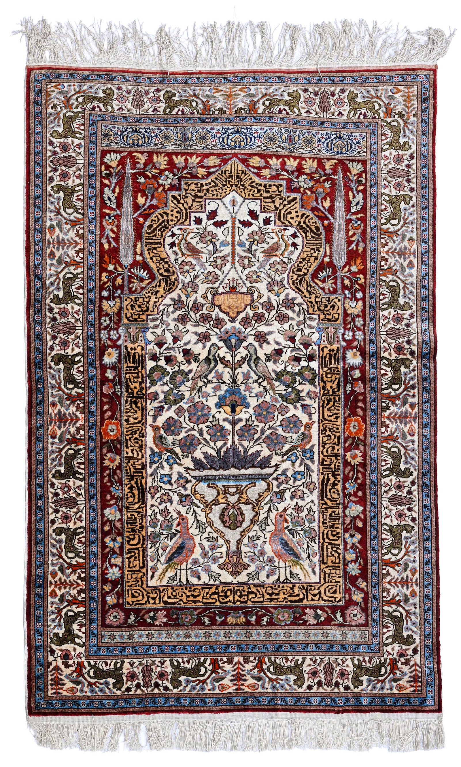 Tapis de prière Kayseri en soie et fils de métal doré, Turquie, 3ème quart du XX: Tapis de prière Kayseri en soie et fils de métal doré, Turquie, 3ème quart du XXe s., à décor d'un vase fleuri flanqués d'oiseaux dans un mihrab beige, bordure