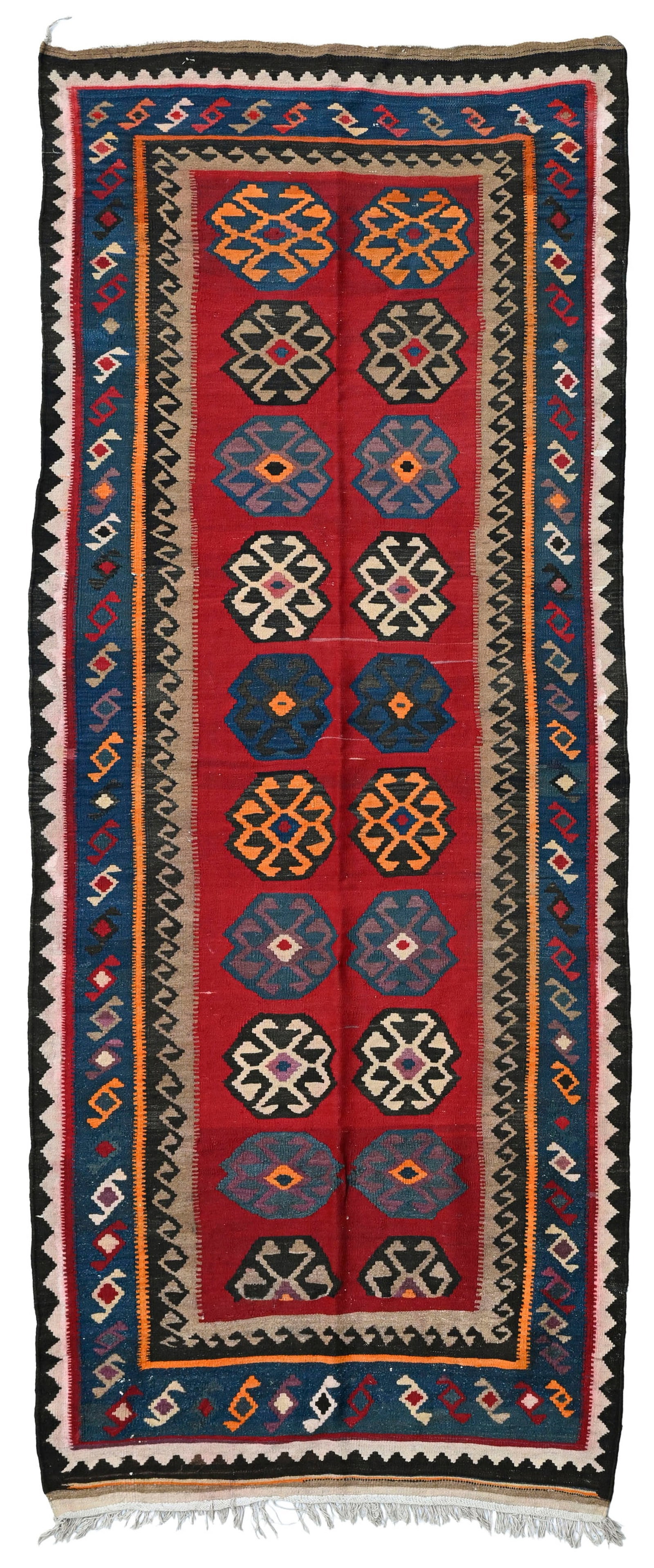 Kilim Zanjan, Iran, milieu du XXe s., à deux rangées de médaillons polychromes sur fo: Kilim Zanjan, Iran, milieu du XXe s., à deux rangées de médaillons polychromes sur fond uni rouge, multiple bordure à frises de motifs géométriques, 133x323 cm