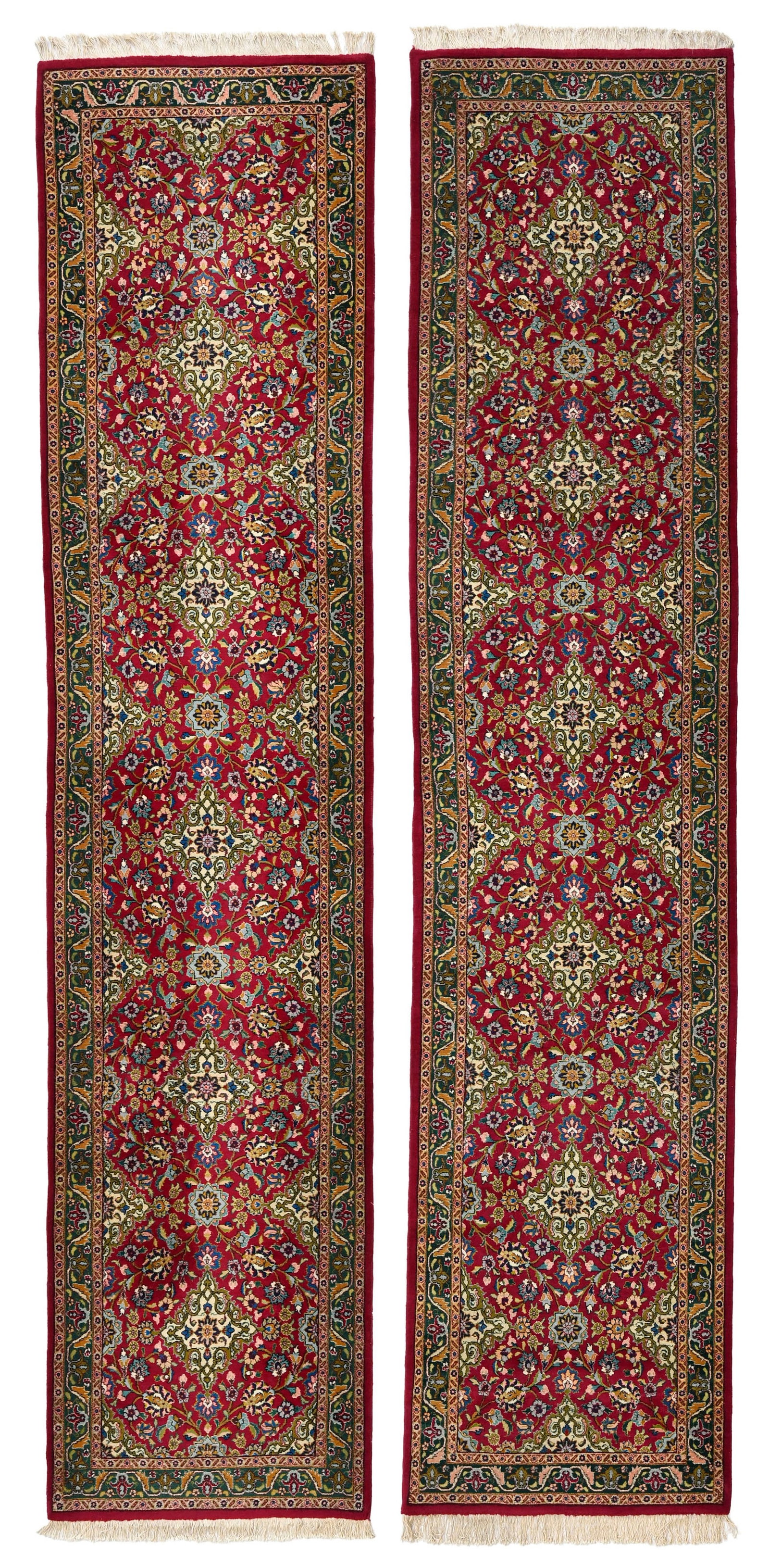 Paire de tapis de passage Tabriz, Iran, milieu du XXe s., ornés d'une rangée centrale de m: Paire de tapis de passage Tabriz, Iran, milieu du XXe s., ornés d'une rangée centrale de médaillons beiges sur fond rouge framboise parsemé de rinceaux fleuris, fine bordure verte,