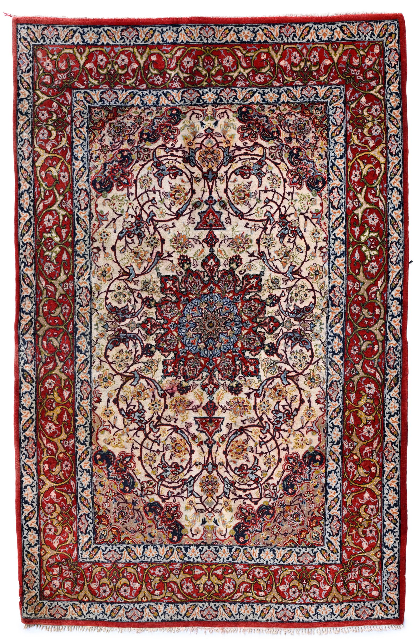 Tapis Ispahan en laine avec soie, Iran, 3ème quart du XXe s., à médaillon central rou: Tapis Ispahan en laine avec soie, Iran, 3ème quart du XXe s., à médaillon central rouge et bleu sur fond beige richement décoré de rinceaux fleuris, bordure rouge à