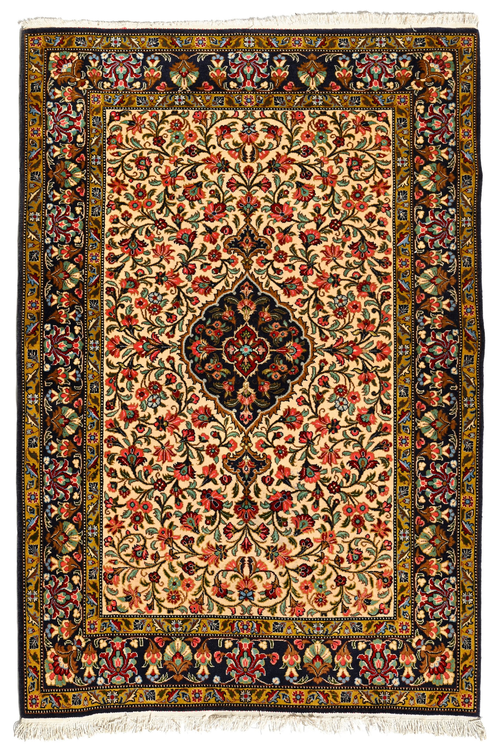 Tapis Ghom en laine avec soie, Iran, dernier tiers du XXe s., à médaillon central bleu mar: Tapis Ghom en laine avec soie, Iran, dernier tiers du XXe s., à médaillon central bleu marine sur fond beige richement décoré de rinceaux fleuris, bordure bleue à motifs en ra