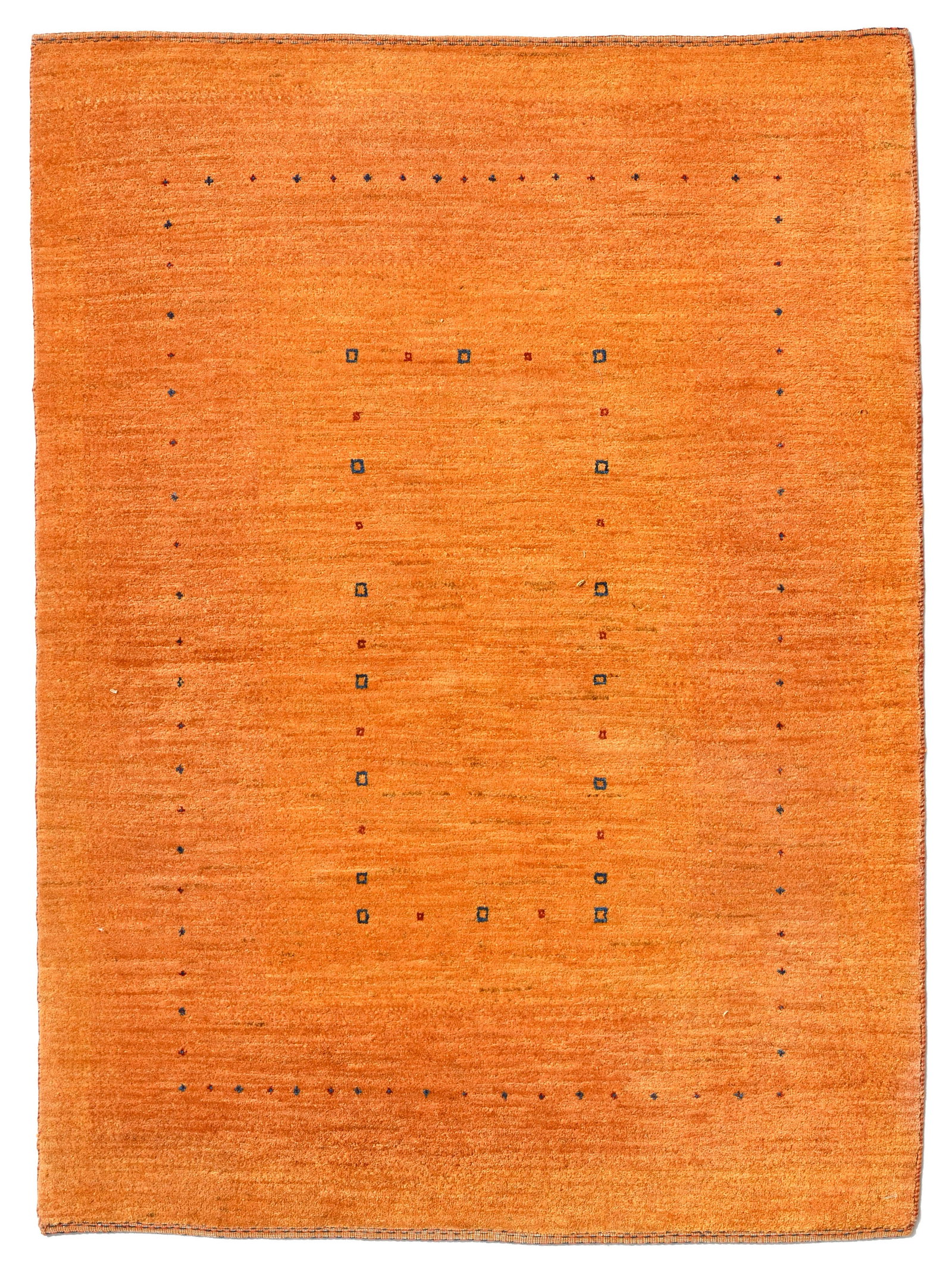 Tapis Gabbeh, Iran, début du XXIe s., à fond orange nuancé parsemé de petits car: Tapis Gabbeh, Iran, début du XXIe s., à fond orange nuancé parsemé de petits carrés, 151x203 cm