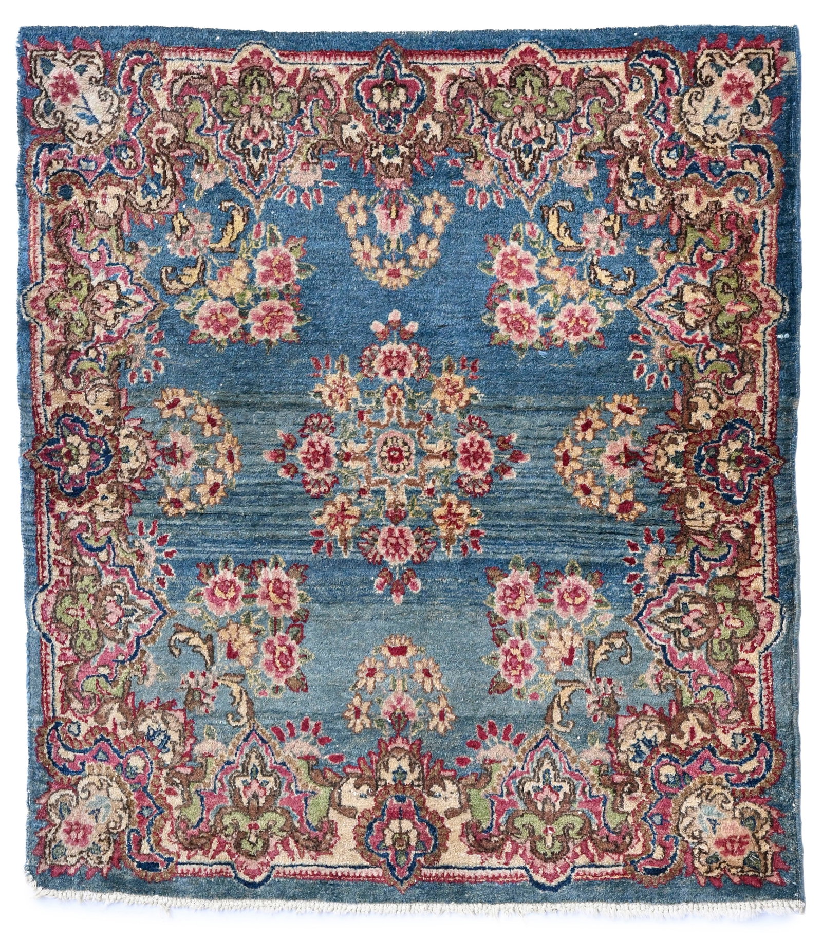 Paire de tapis Kerman, Iran, milieu du XXe s., à médaillon central ceinturé de fleurs: Paire de tapis Kerman, Iran, milieu du XXe s., à médaillon central ceinturé de fleurs sur fond bleu, 90x99 cm Condition Présence d'abrashs