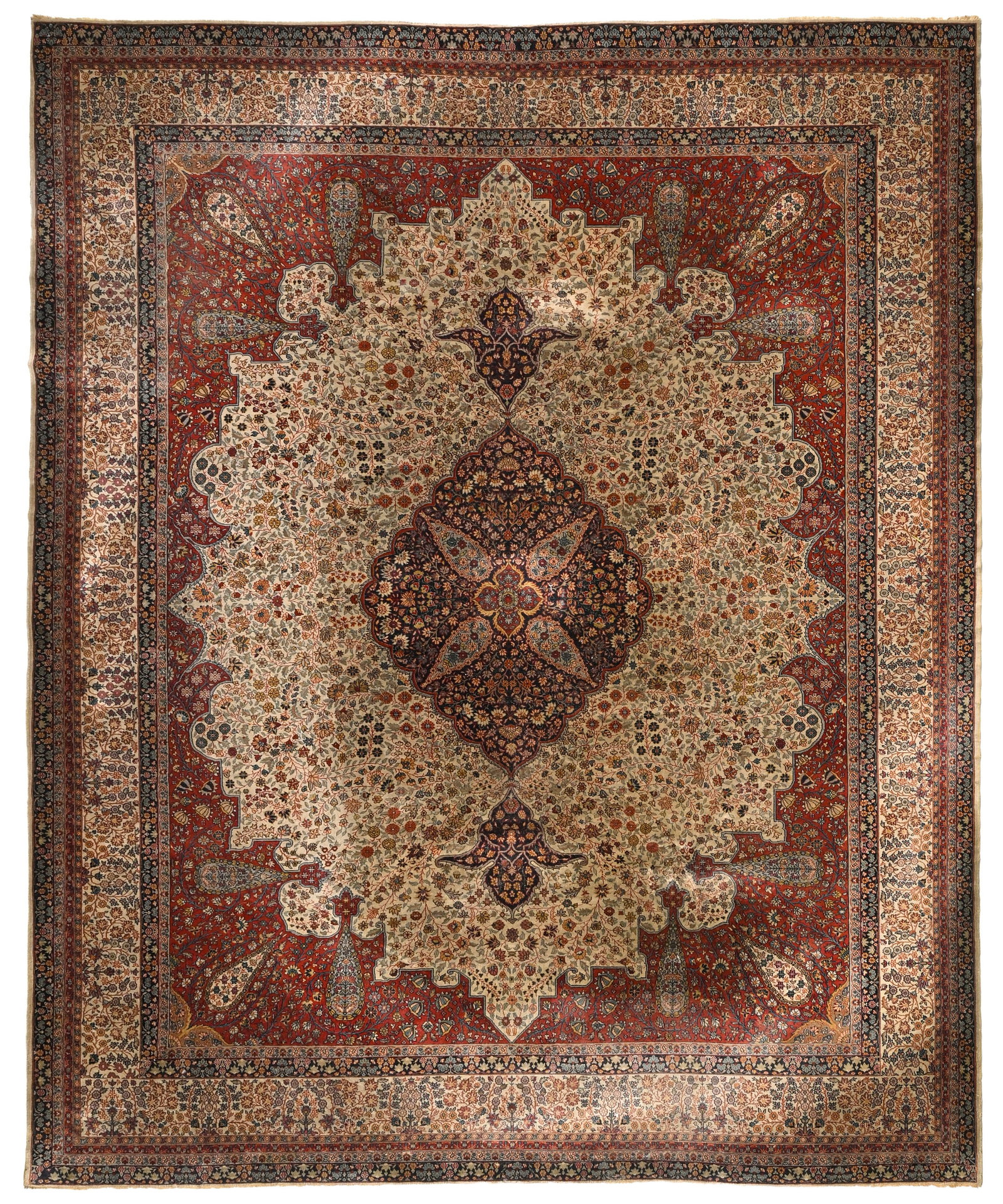 Tapis Tabriz, Iran, 1ère moitié du XXe s., à médaillon central bleu marine sur f: Tapis Tabriz, Iran, 1ère moitié du XXe s., à médaillon central bleu marine sur fond beige richement décoré de guirlandes de fleurs, bordure beige à motifs en rappel,