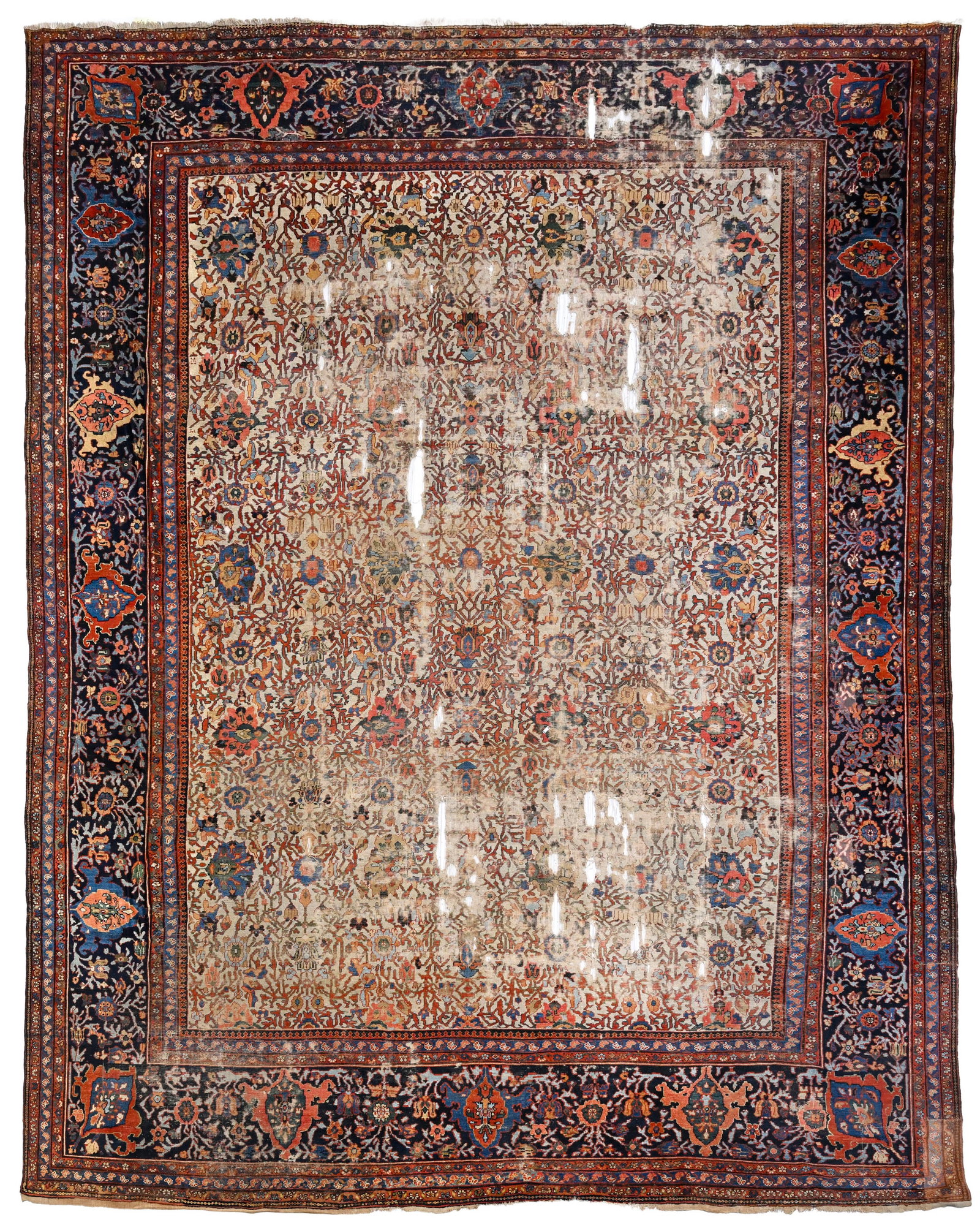 Tapis Heriz, Iran, fin XIXe s., à semis de rinceaux fleuris stylisés sur fond beige, bordu: Tapis Heriz, Iran, fin XIXe s., à semis de rinceaux fleuris stylisés sur fond beige, bordure bleu marine ornée de fleurs, 488x574 cm Condition Nombreuses déchirures et