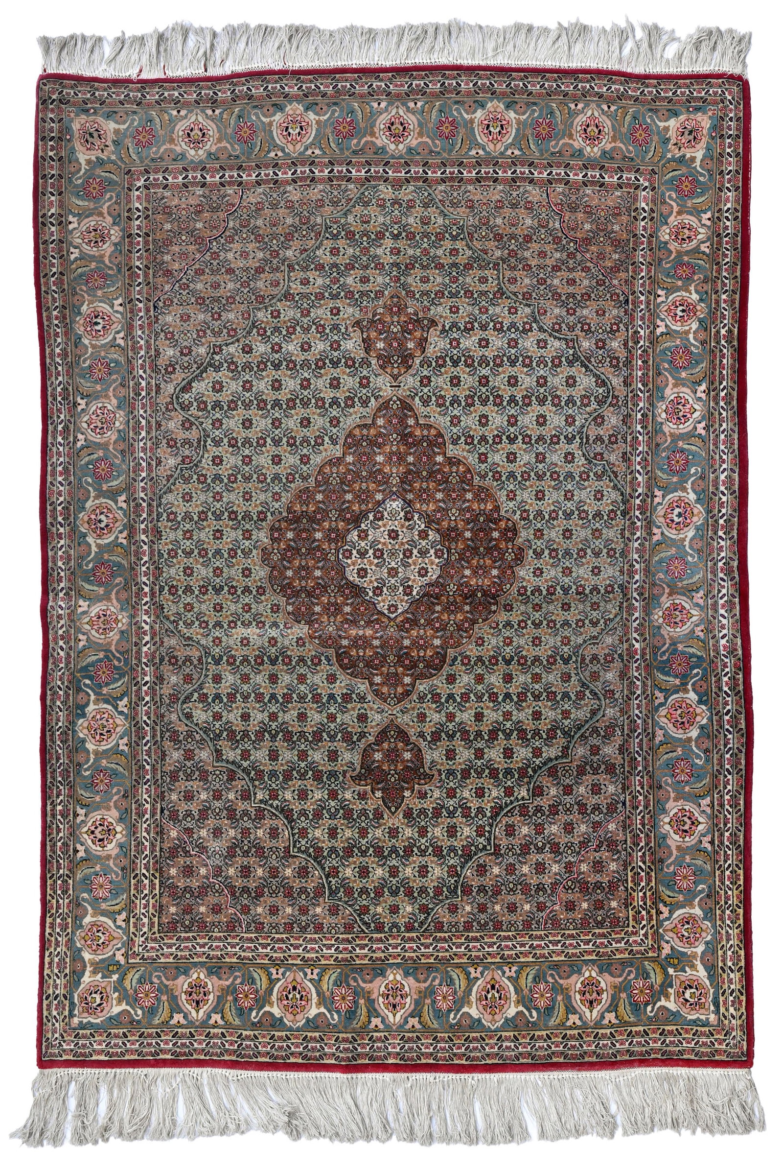 Tapis Tabriz, Iran, 3ème quart du XXe s., à médaillon central beige et rouge sur fond: Tapis Tabriz, Iran, 3ème quart du XXe s., à médaillon central beige et rouge sur fond beige à semis d'un motif herati composé de petites fleurs et feuilles stylisées,
