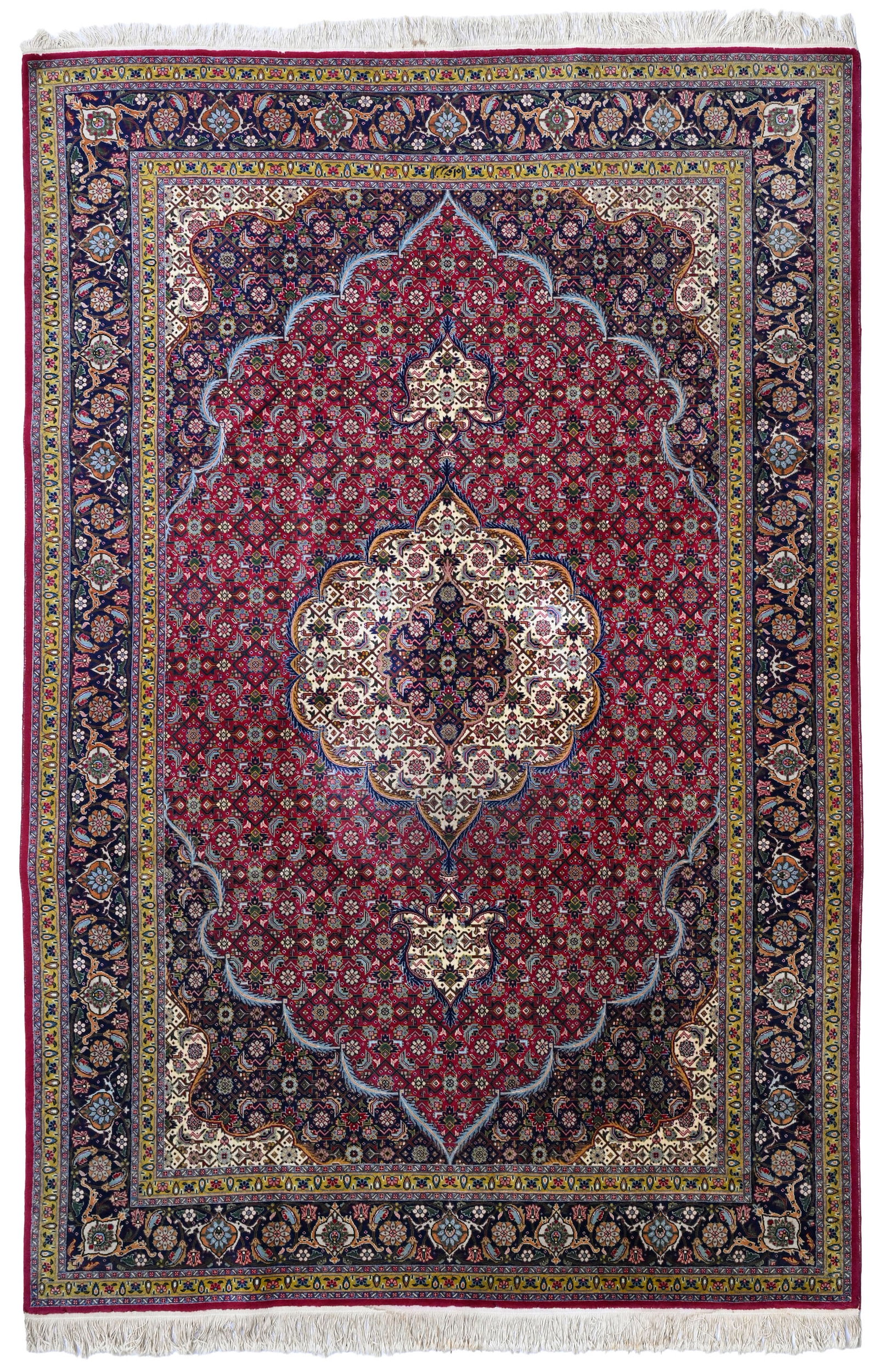 Tapis Tabriz, Iran, 3ème quart du XXe s., à médaillon central beige et bleu sur fond : Tapis Tabriz, Iran, 3ème quart du XXe s., à médaillon central beige et bleu sur fond rouge à semis d'un motif herati composé de petites fleurs et feuilles stylisées,