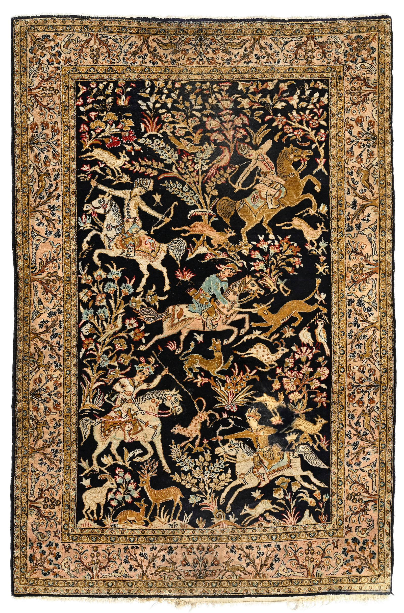 Tapis Ghom en soie, Iran, 2ème moitié du XXe s., à décor de cavaliers chassant s: Tapis Ghom en soie, Iran, 2ème moitié du XXe s., à décor de cavaliers chassant sur fond bleu marine, bordure beige fleurie, 105x155 cm Condition Franges manquantes Bavures des