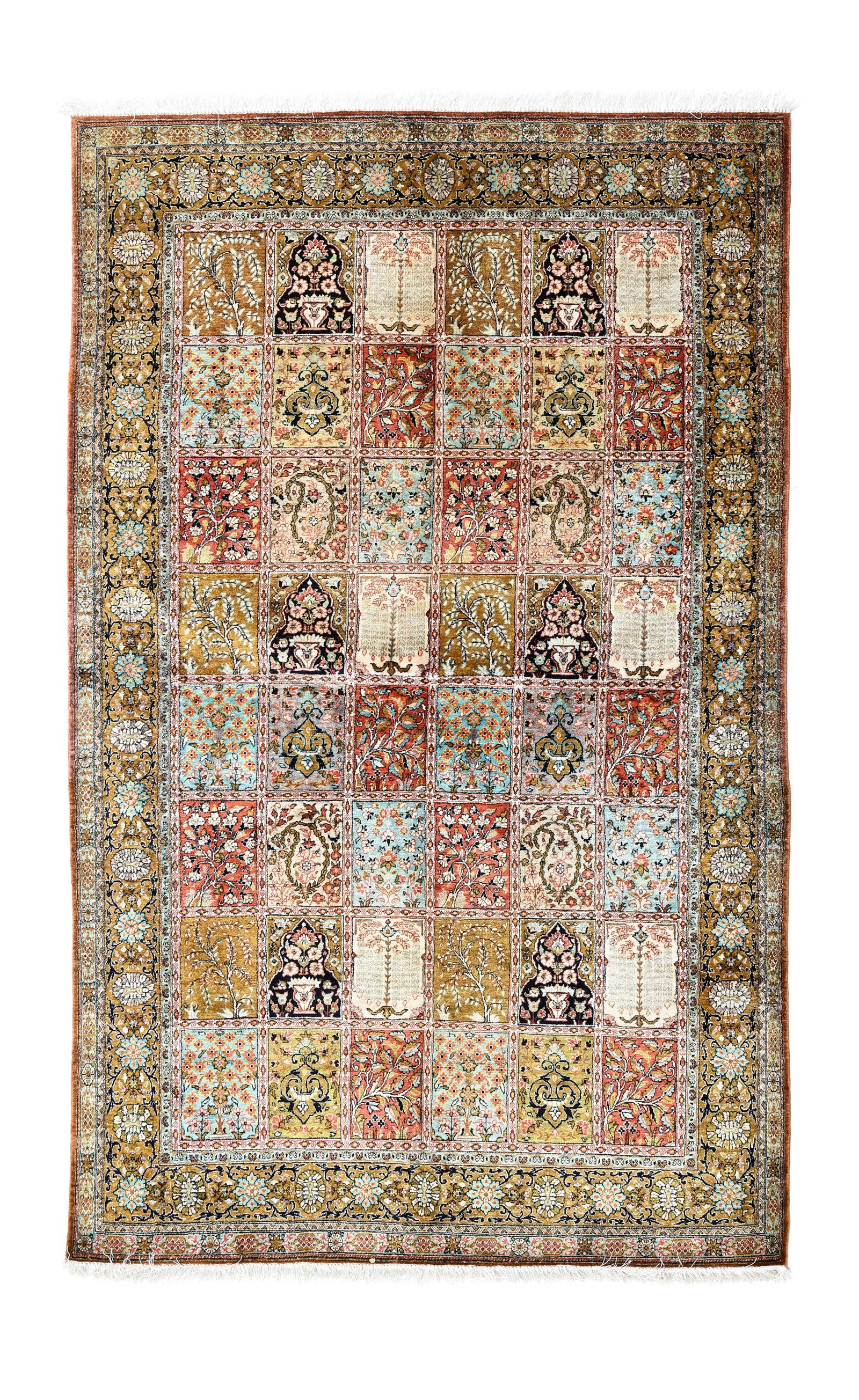 Tapis Ghom en soie, Iran, 3ème quart du XXe s., à décor de jardins d'Orient inscrits : Tapis Ghom en soie, Iran, 3ème quart du XXe s., à décor de jardins d'Orient inscrits dans des cases polychromes, bordure vieil or fleurie, 135x210 cm Condition Franges postérieures