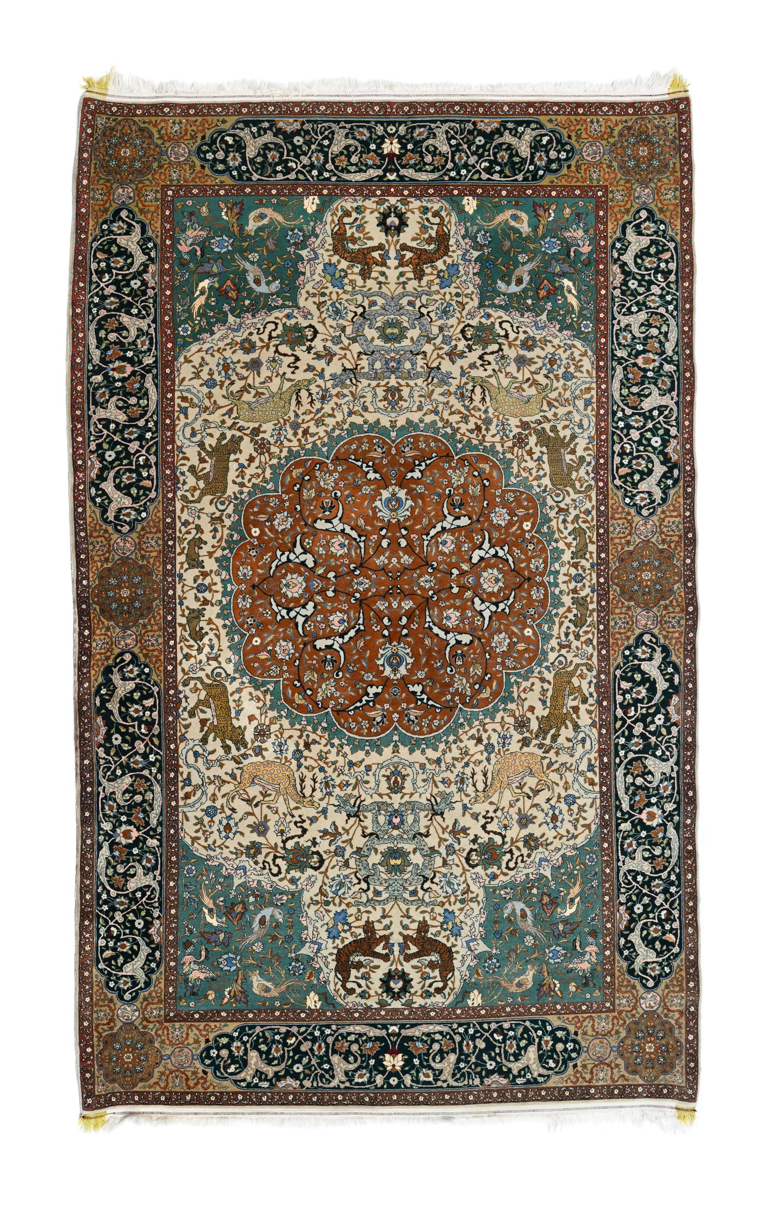 Tapis Tabriz, Iran, milieu du XXe s., à médaillon central brun fleuri sur fond beige et ve: Tapis Tabriz, Iran, milieu du XXe s., à médaillon central brun fleuri sur fond beige et vert orné d'animaux sauvages et fantastiques, bordure brune et bleue composée de divers