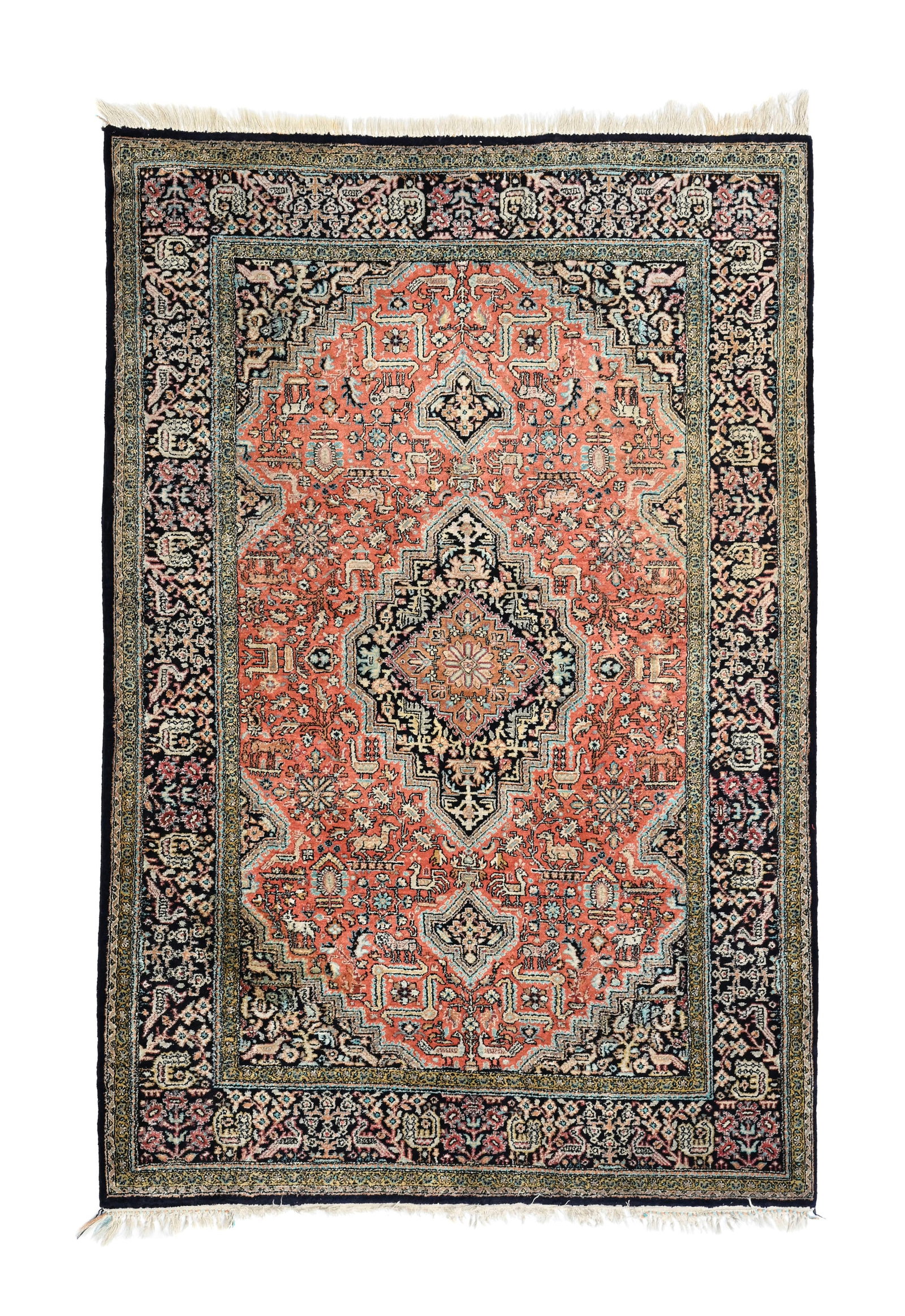 Tapis Ghom en soie, Iran, 3ème quart du XXe s., à médaillon central ocre et bleu mari: Tapis Ghom en soie, Iran, 3ème quart du XXe s., à médaillon central ocre et bleu marine sur fond rose agrémenté de fleurs et d'animaux stylisés, bordure bleu marine
