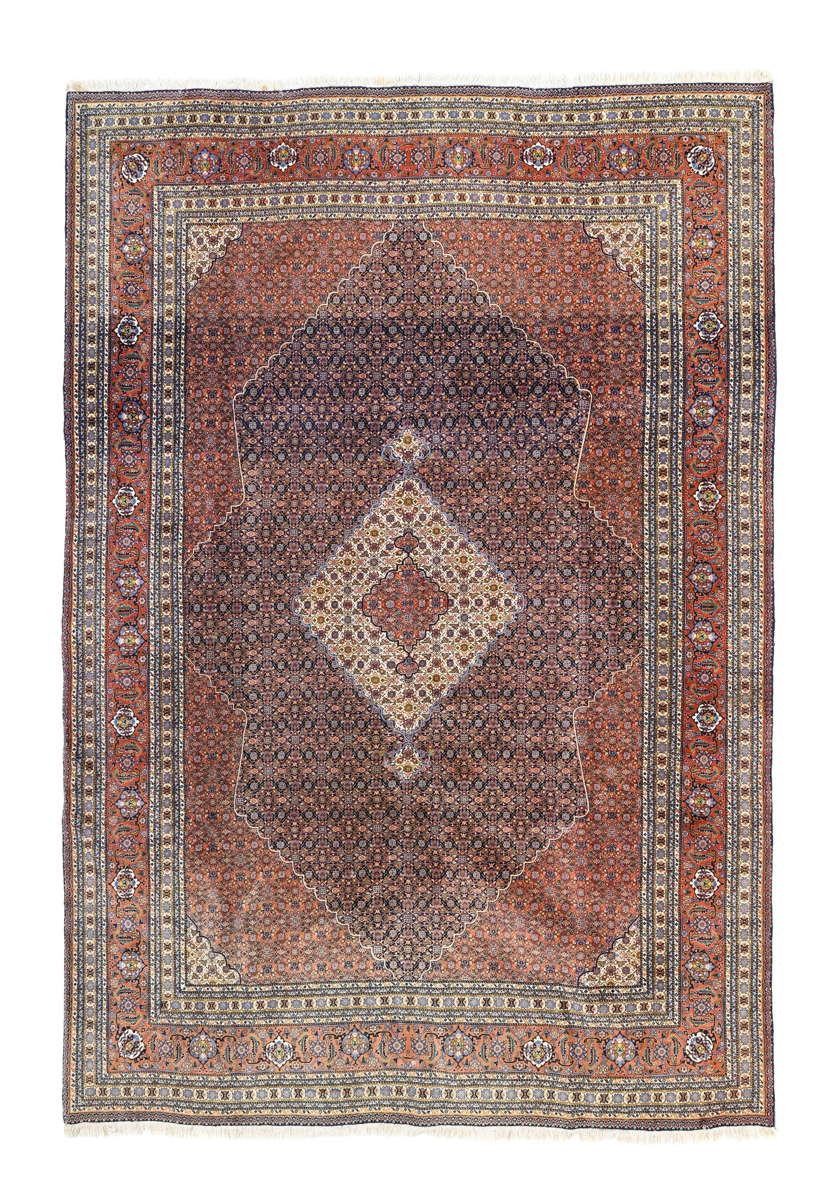 Tapis Bidjar, Iran, derniers tiers du XXe s., à médaillon central beige et rouge sur fond : Tapis Bidjar, Iran, derniers tiers du XXe s., à médaillon central beige et rouge sur fond bleu marine à semis d'un motif herati composé de petites fleurs et feuilles