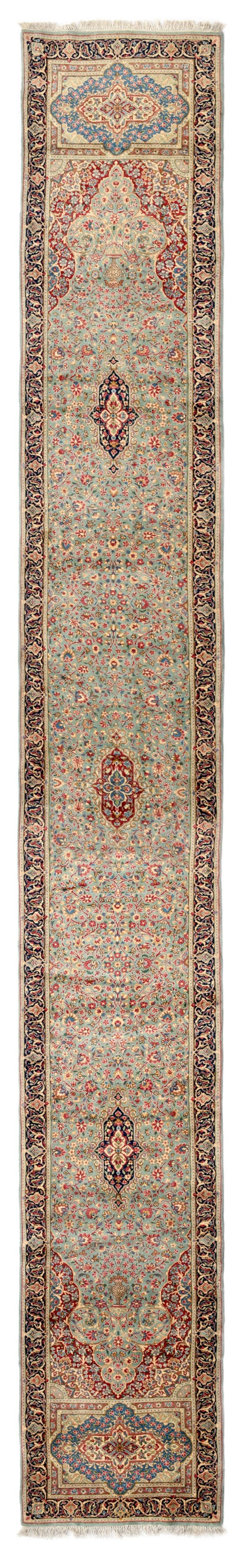 Tapis de passage Kerman signé Agah, Iran, milieu du XXe s., à trois médaillons centra: Tapis de passage Kerman signé Agah, Iran, milieu du XXe s., à trois médaillons centraux sur fond vert fleuri, fine bordure bleu marine, 91x695 cm