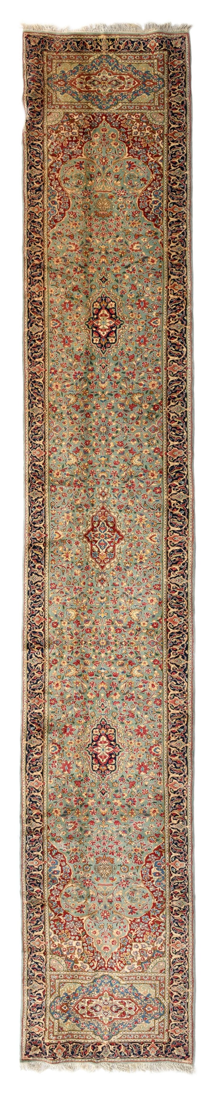 Tapis de passage Kerman signé Agah, Iran, milieu du XXe s., à trois médaillons centra: Tapis de passage Kerman signé Agah, Iran, milieu du XXe s., à trois médaillons centraux sur fond vert fleuri, fine bordure bleu marine, 80x538 cm