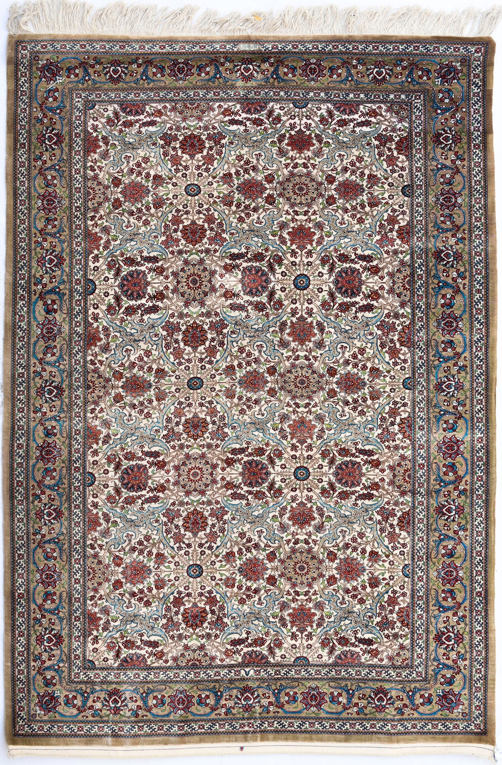 Tapis Ghom en soie signé Arslani, 3ème quart du XXe s., à champ central ivoire dé: Tapis Ghom en soie signé Arslani, 3ème quart du XXe s., à champ central ivoire décoré de fleurs et de rinceaux, bordure beige à motifs en rappel, 137x200 cm