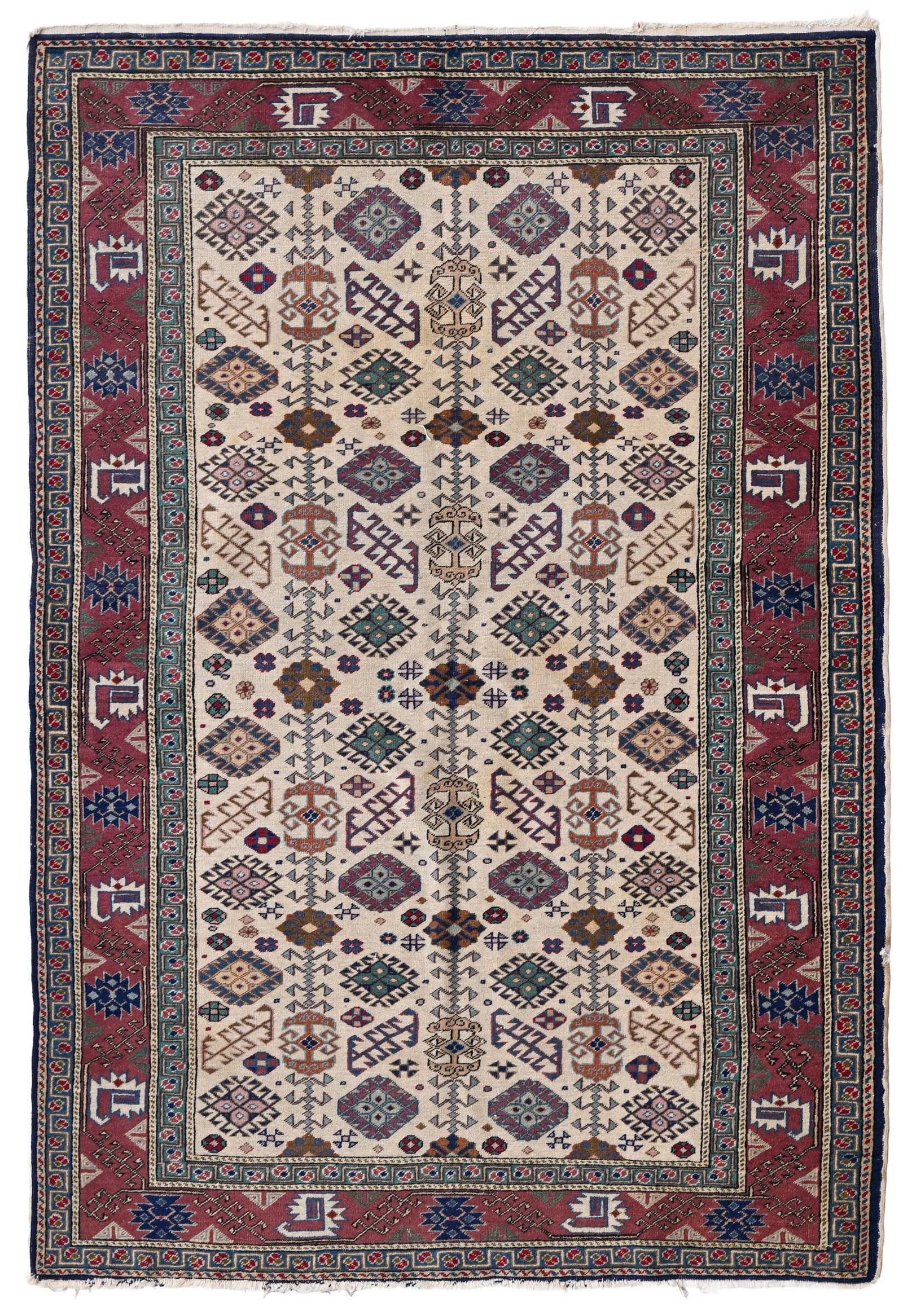 Tapis Shirvan, Caucase, milieu du XXe s., à semis de motifs géométriques polychromes : Tapis Shirvan, Caucase, milieu du XXe s., à semis de motifs géométriques polychromes sur fond beige, bordure rouge framboise, 123x174 cm Condition Franges manquantes