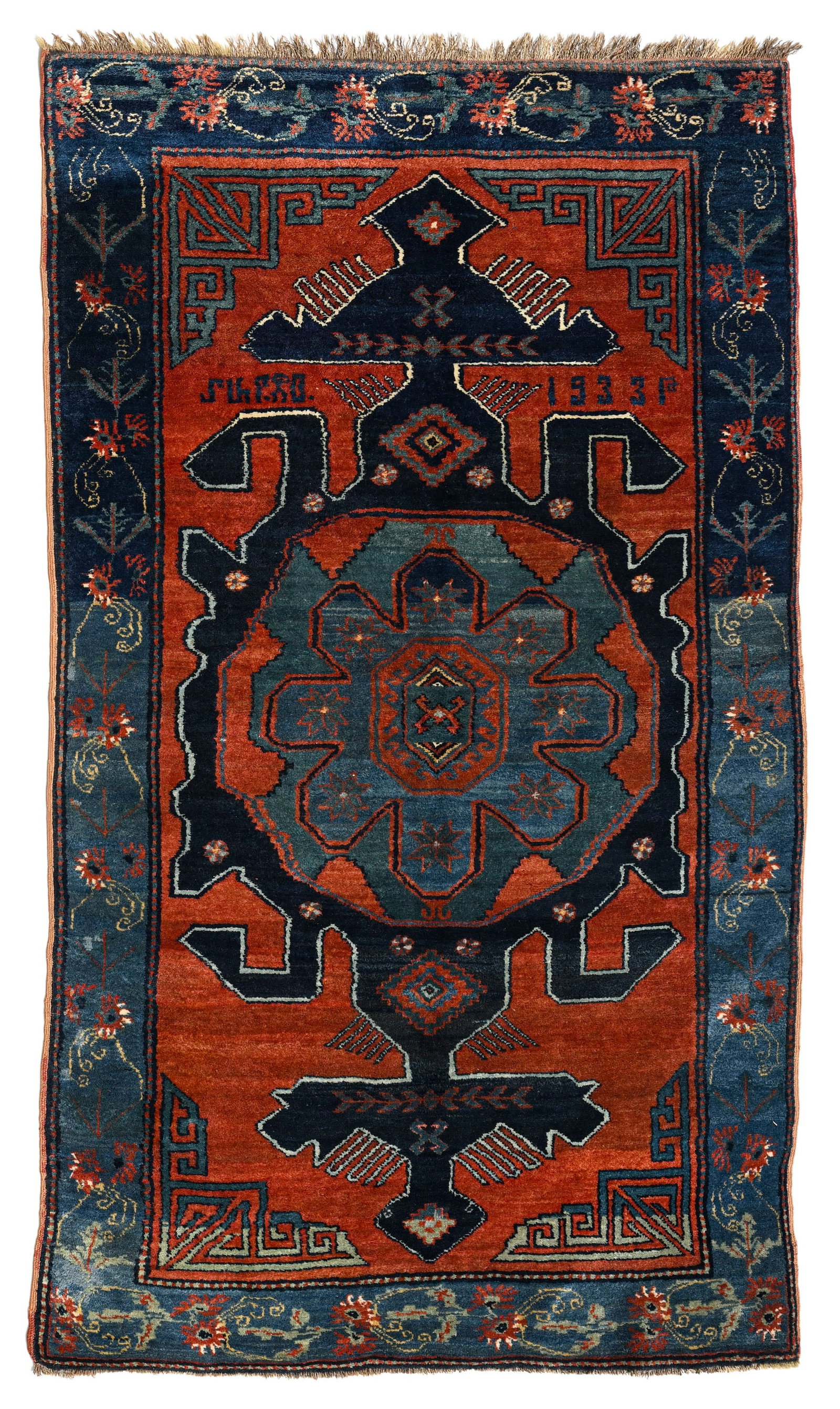 Tapis Karabagh, Caucase, 2ème quart du XXe s., à médaillon central bleu sur fond roug: Tapis Karabagh, Caucase, 2ème quart du XXe s., à médaillon central bleu sur fond rouge, bordure bleue parsemée de fleurs, signé et daté 1933, 131x222 cm Condition