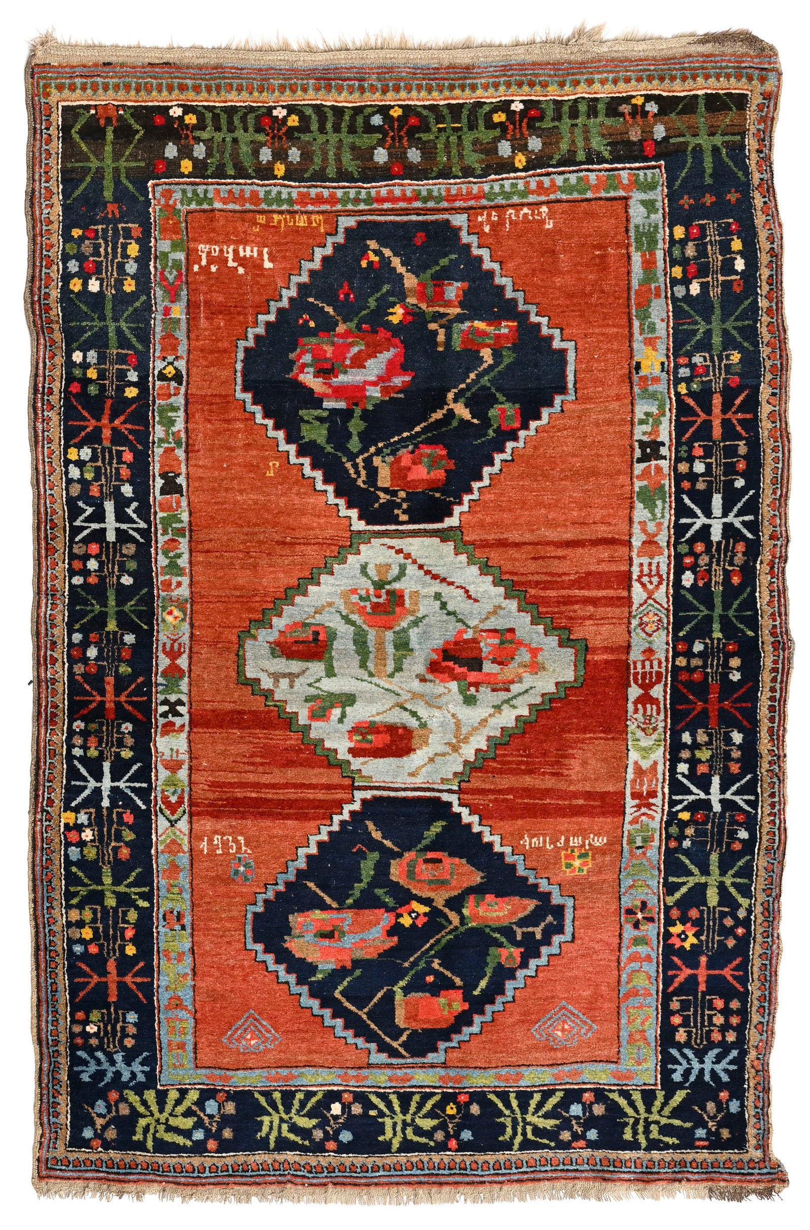 Tapis Karabagh, Caucase, 2ème quart du XXe s., à trois médaillons centraux vert et bl: Tapis Karabagh, Caucase, 2ème quart du XXe s., à trois médaillons centraux vert et bleus décorés de fleurs, fond rouge, bordure bleu marine fleurie, signé et daté