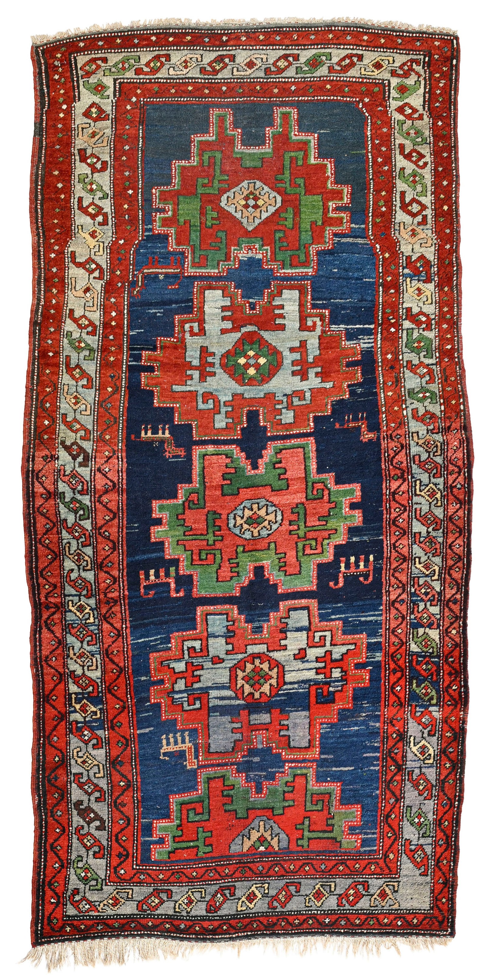 Tapis Kazakh, Caucase, 2ème quart du XXe s., orné d'une rangée centrale de médai: Tapis Kazakh, Caucase, 2ème quart du XXe s., orné d'une rangée centrale de médaillons polychromes sur fon bleu parsemé d'animaux stylisés, bordure beige