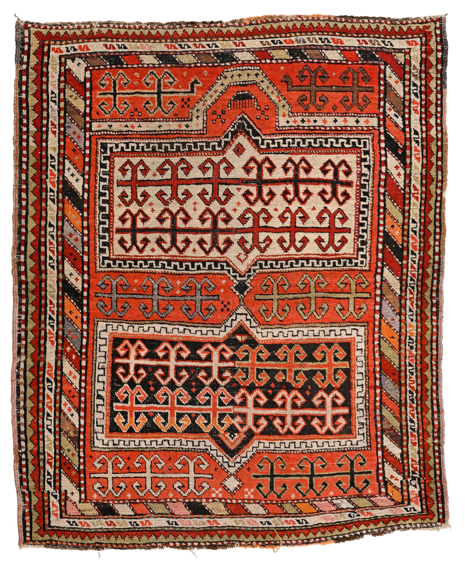 Tapis de prière Kazakh, Caucase, 1ère moitié du XXe s., à trois médaillons : Tapis de prière Kazakh, Caucase, 1ère moitié du XXe s., à trois médaillons centraux beige et noir sur fond orangé orné de motifs stylisés, 94x114 cm Condition
