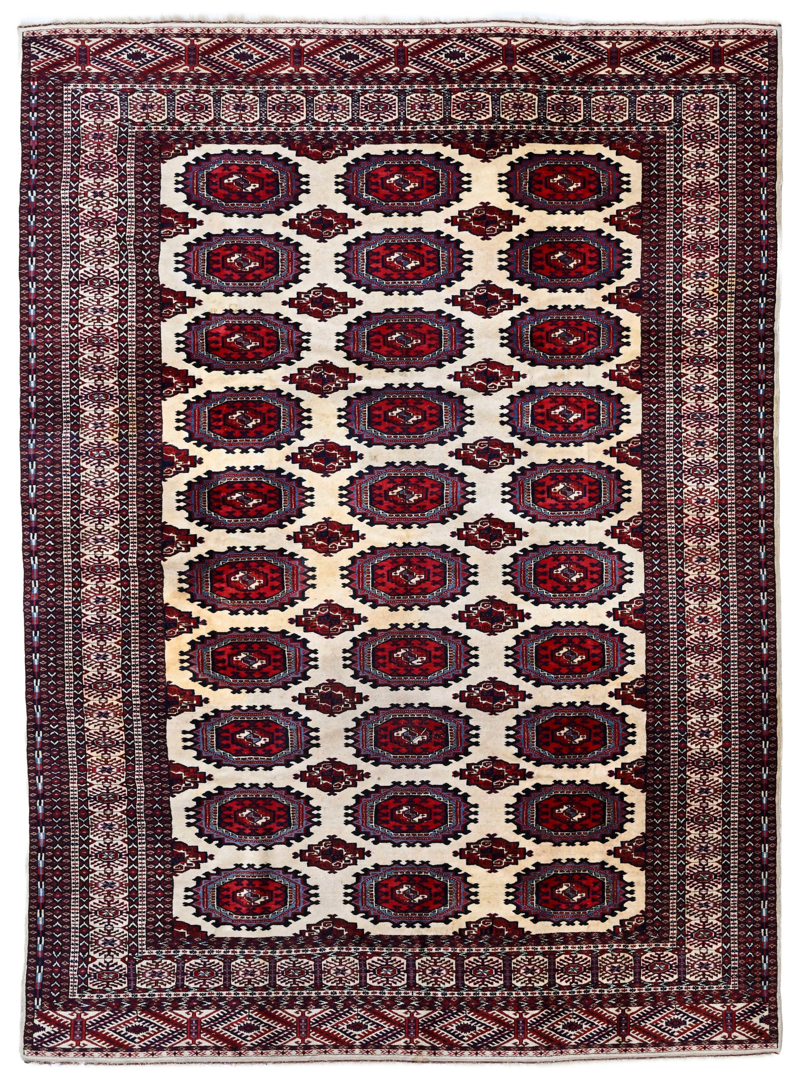 Tapis Boukhara, Turkménistan, milieu du XXe s., à trois rangées de güls sur fond: Tapis Boukhara, Turkménistan, milieu du XXe s., à trois rangées de güls sur fond beige, bordure à motifs en rappel, 216x306 cm Condition Franges partiellement manquantes