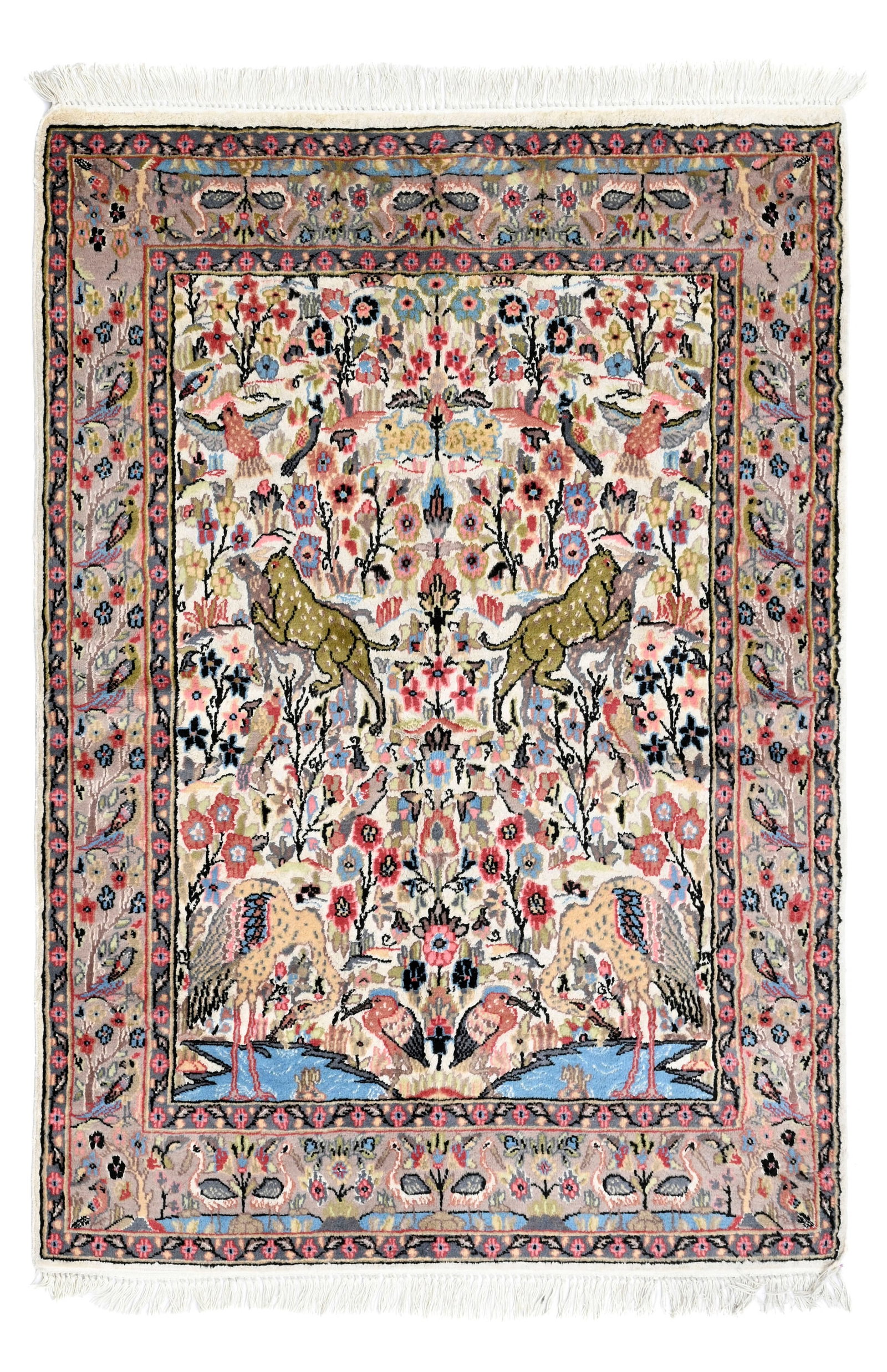 Tapis en laine et soie, Pakistan, 2ème moitié du XXe s., à décor de bêtes s: Tapis en laine et soie, Pakistan, 2ème moitié du XXe s., à décor de bêtes sauvages inscrits dans une végétation luxuriante sur fond ivoire, bordure à motifs en