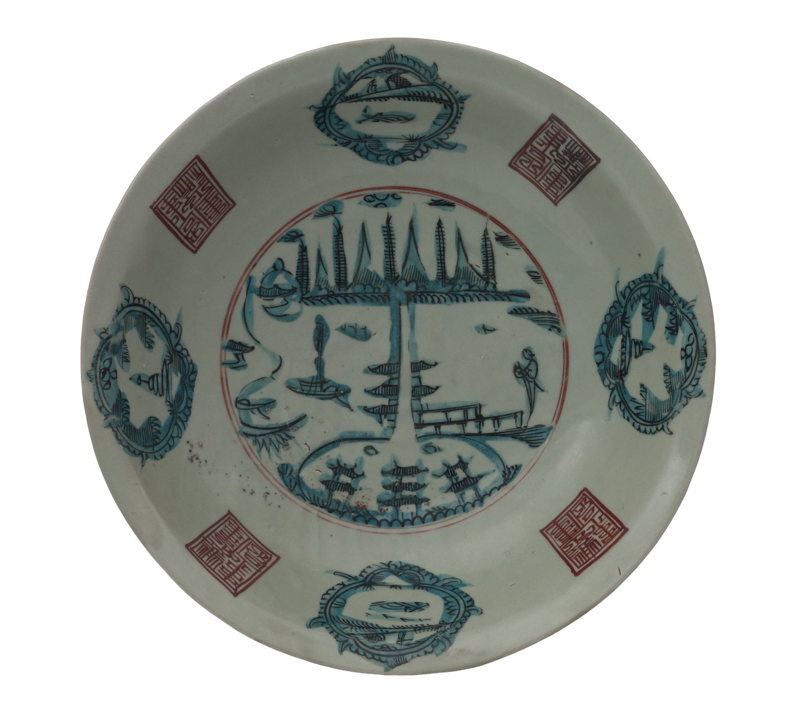 Grand plat creux en porcelaine "Swatow", Chine, dynastie Ming, décor central au motif "pagode f: Grand plat creux en porcelaine "Swatow", Chine, dynastie Ming, décor central au motif "pagode fendue", entourée de paysages et inscriptions dans des cartouches, diam. 38,5 cm (restaurations)