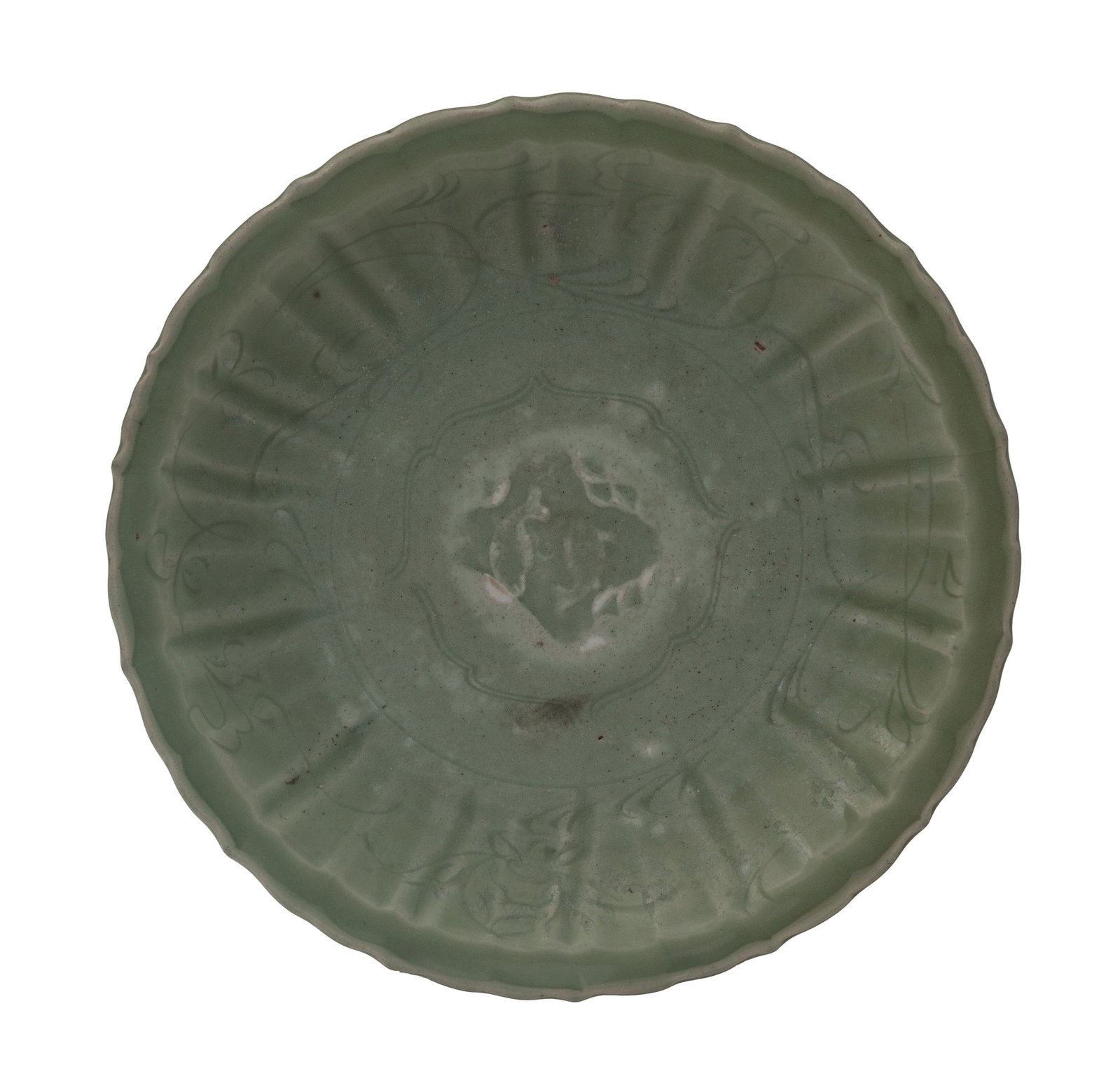 Plat floriforme en céramique à glaçure céladon, Chine, dynastie Ming, décor: Plat floriforme en céramique à glaçure céladon, Chine, dynastie Ming, décor central de deux poissons, dans un cartouche entouré de rinceaux de fleurs, diam. 33 cm