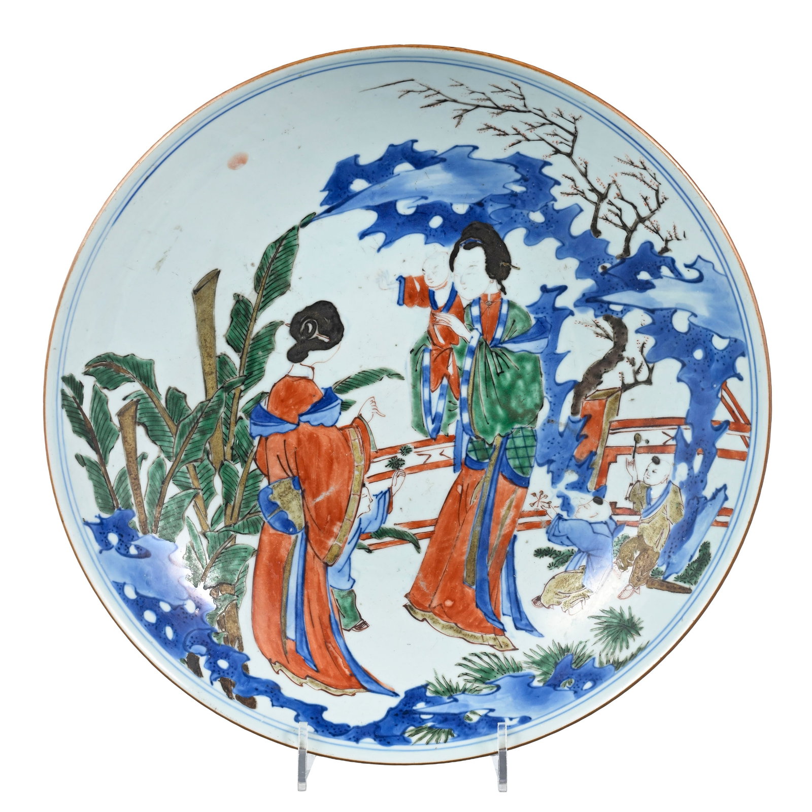 Plat creux en porcelaine wucai, Chine, probablement époque Transition (1618-1683), décor d: Plat creux en porcelaine wucai, Chine, probablement époque Transition (1618-1683), décor de femmes et enfants dans un jardin, marque 玉堂佳器 (Yutang Jiaqi) sous la b