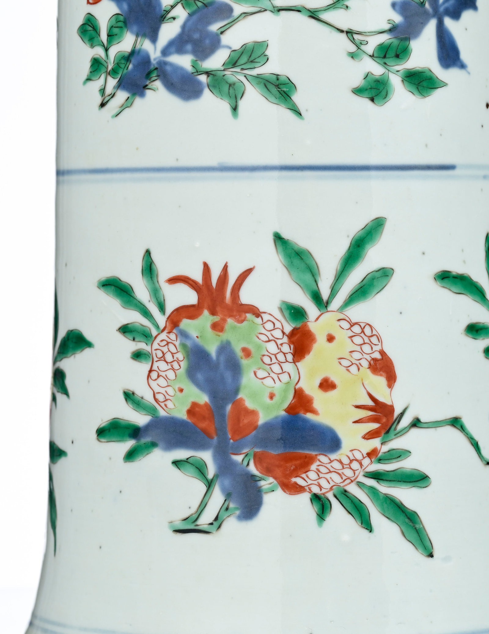 Paire de vases gu en porcelaine wucai, Chine, époque Transition (1618-1683), décor de pays - 14