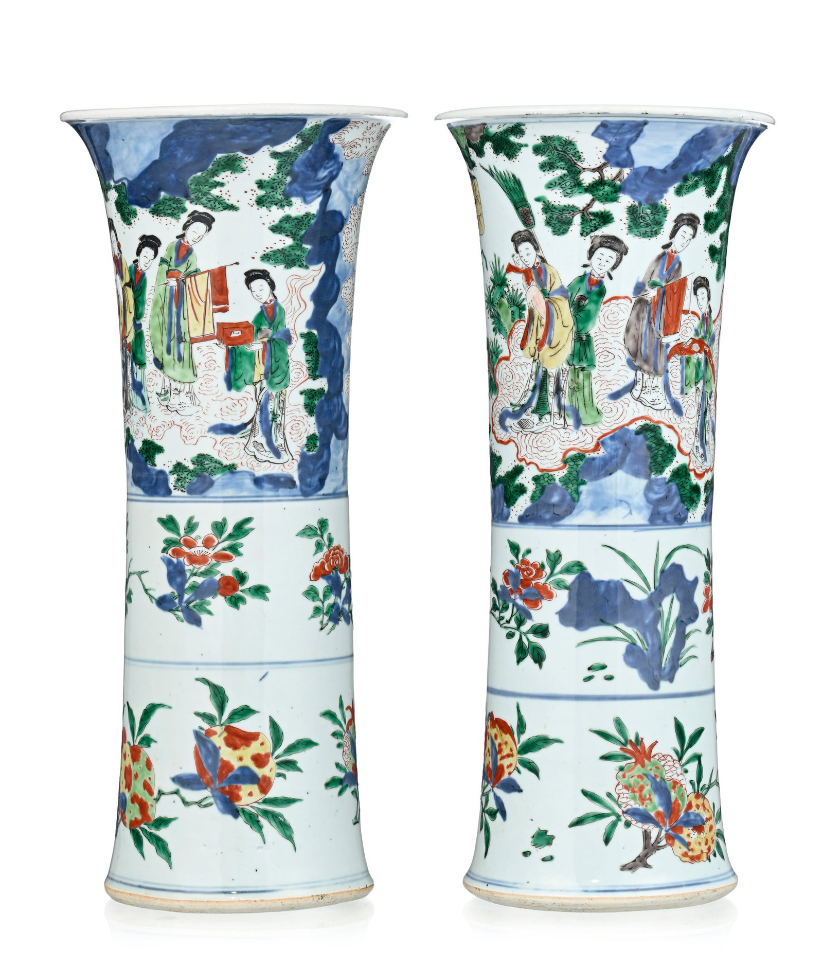Paire de vases gu en porcelaine wucai, Chine, époque Transition (1618-1683), décor de pays: Paire de vases gu en porcelaine wucai, Chine, époque Transition (1618-1683), décor de paysage avec hommes, Immortelles et enfants sur des nuages, Sanduo ("Trois Abondances") et rinceaux de f