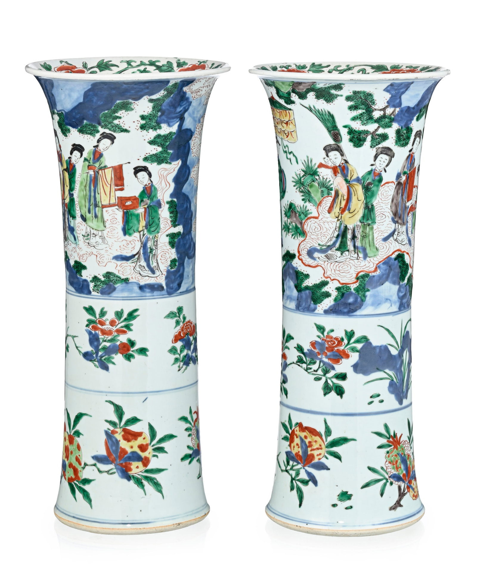 Paire de vases gu en porcelaine wucai, Chine, époque Transition (1618-1683), décor de pays - 2