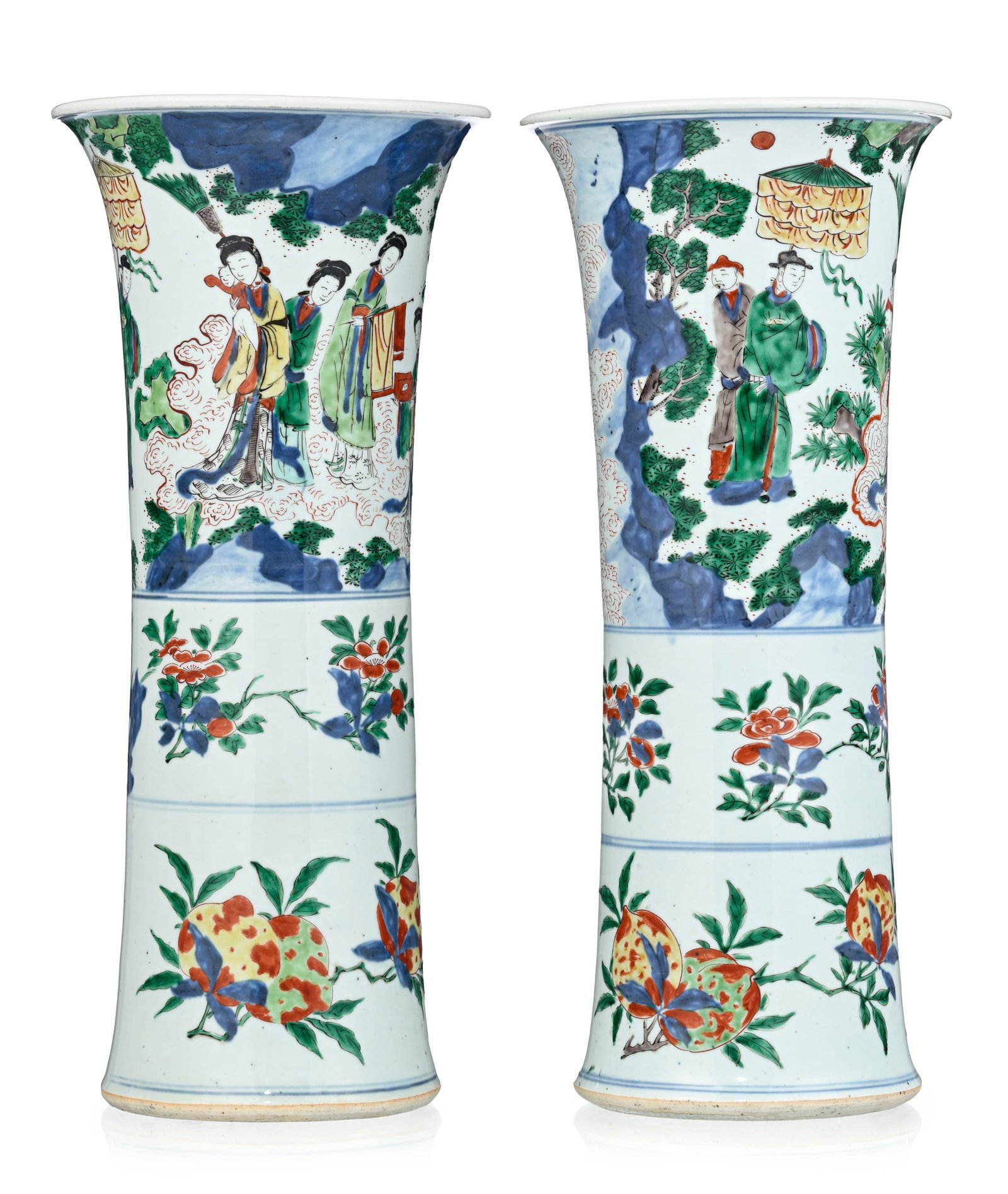 Paire de vases gu en porcelaine wucai, Chine, époque Transition (1618-1683), décor de pays - 4