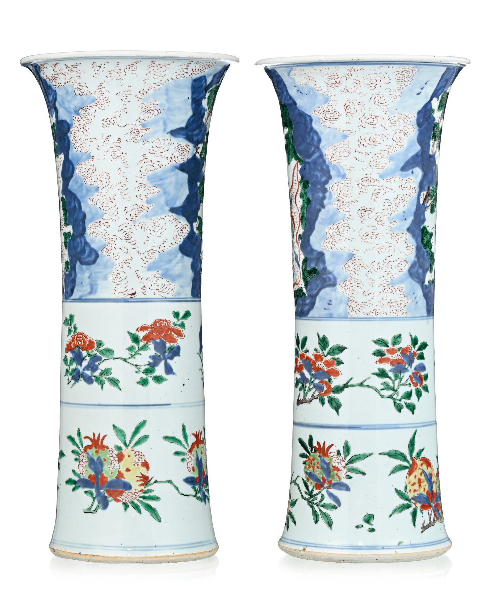 Paire de vases gu en porcelaine wucai, Chine, époque Transition (1618-1683), décor de pays - 5