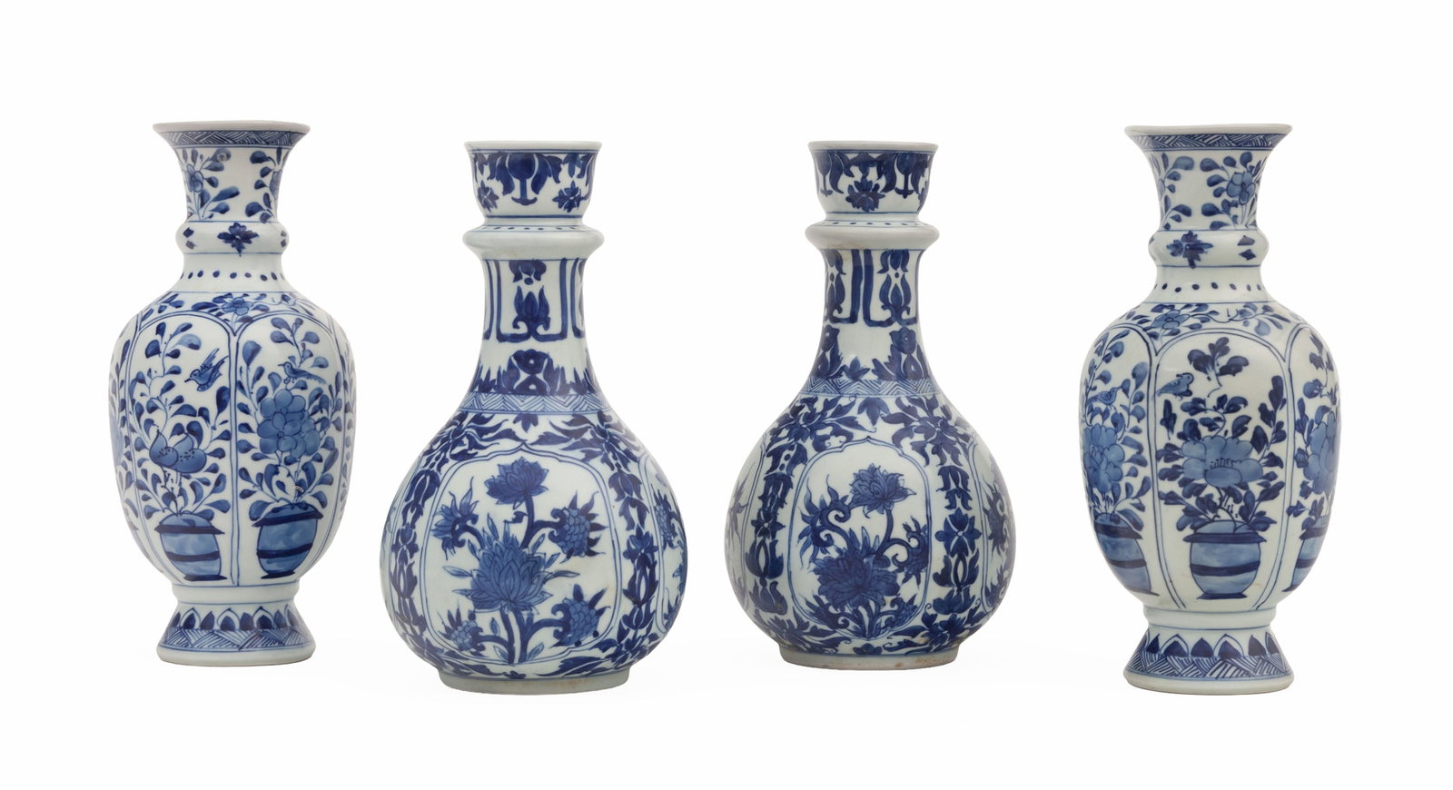 Ensemble de 4 vases en porcelaine, Chine, dynastie Qing, décor en bleu, provenant probablement  (1 of 3)