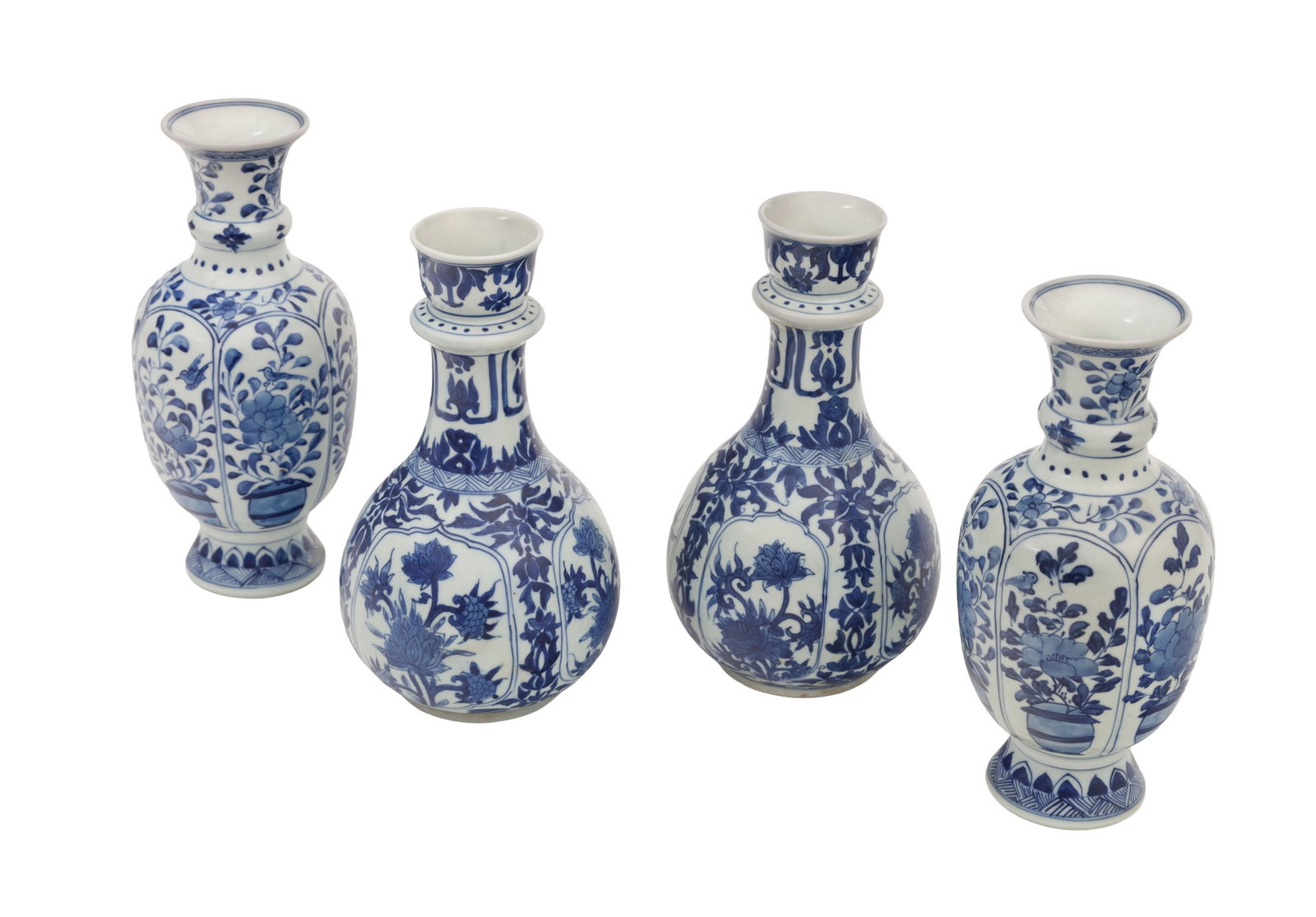 Ensemble de 4 vases en porcelaine, Chine, dynastie Qing, décor en bleu, provenant probablement  - 2