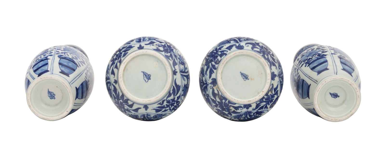 Ensemble de 4 vases en porcelaine, Chine, dynastie Qing, décor en bleu, provenant probablement  - 3