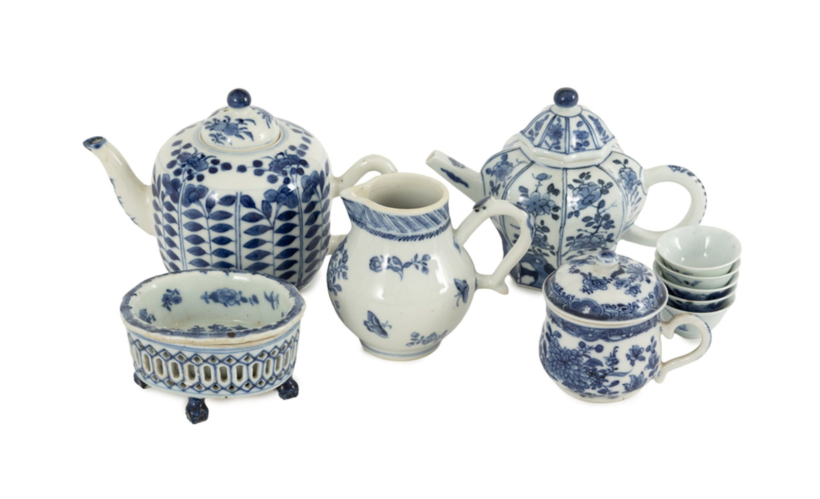 Ensemble de 10 porcelaines bleu blanc, Chine, dynastie Qing, comprenant: 2 théières, chacu: Ensemble de 10 porcelaines bleu blanc, Chine, dynastie Qing, comprenant: 2 théières, chacune ornée de fleurs, une octogonale, 1 crémier orné de vase, fleurs et papillons, 5
