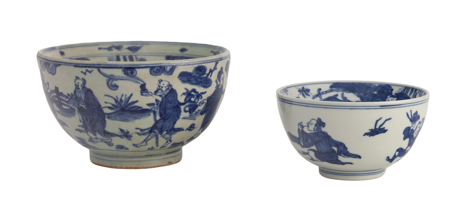 2 zhuge (réchauds) en porcelaine, Chine, dynastie Qing, décor en bleu, le grand orné : 2 zhuge (réchauds) en porcelaine, Chine, dynastie Qing, décor en bleu, le grand orné au centre de Shoulao avec disciple et animaux dans un jardin, extérieur décoré des Hu