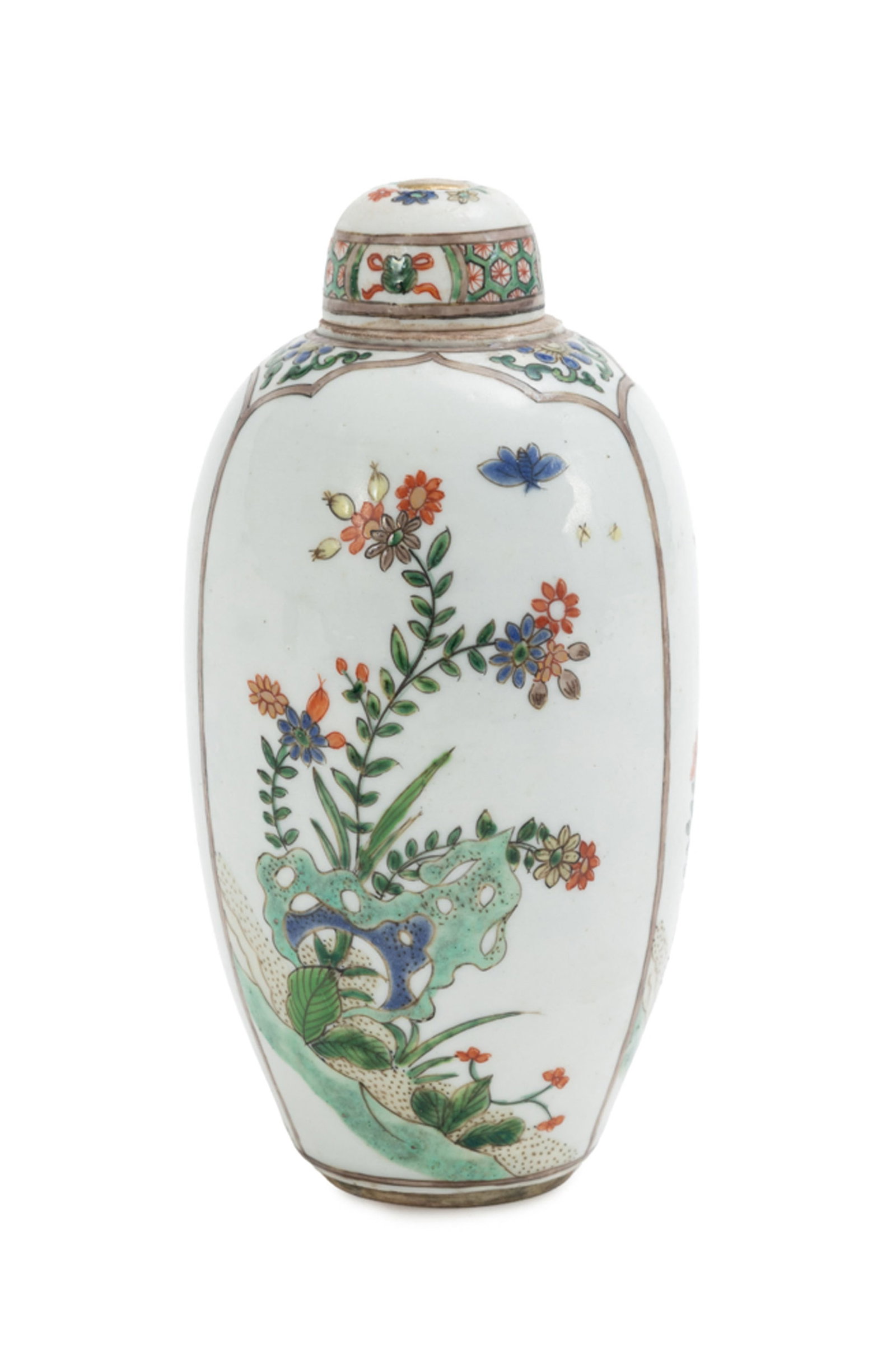 Vase oblong couvert en porcelaine famille verte, Chine, dynastie Qing, décor de fleurs et papil: Vase oblong couvert en porcelaine famille verte, Chine, dynastie Qing, décor de fleurs et papillons dans des cartouches, h. 17,5 cm (anciennement monté en lampe, couvercle et base rebouch