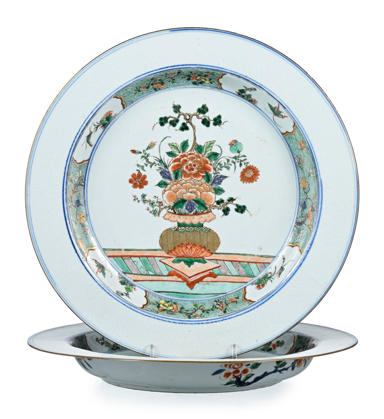 Paire de grands plats creux en porcelaine famille verte, Chine, XVIIIe s., décor de vase fleuri: Paire de grands plats creux en porcelaine famille verte, Chine, XVIIIe s., décor de vase fleuri entouré de fleurs dans des cartouches sur fond de rinceaux de fleurs, diam. 39 cm (fêl