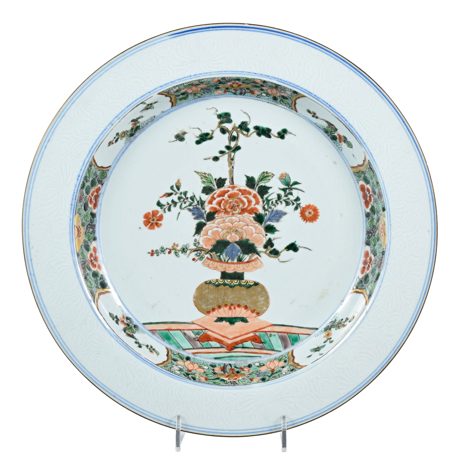 Paire de grands plats creux en porcelaine famille verte, Chine, XVIIIe s., décor de vase fleuri - 2